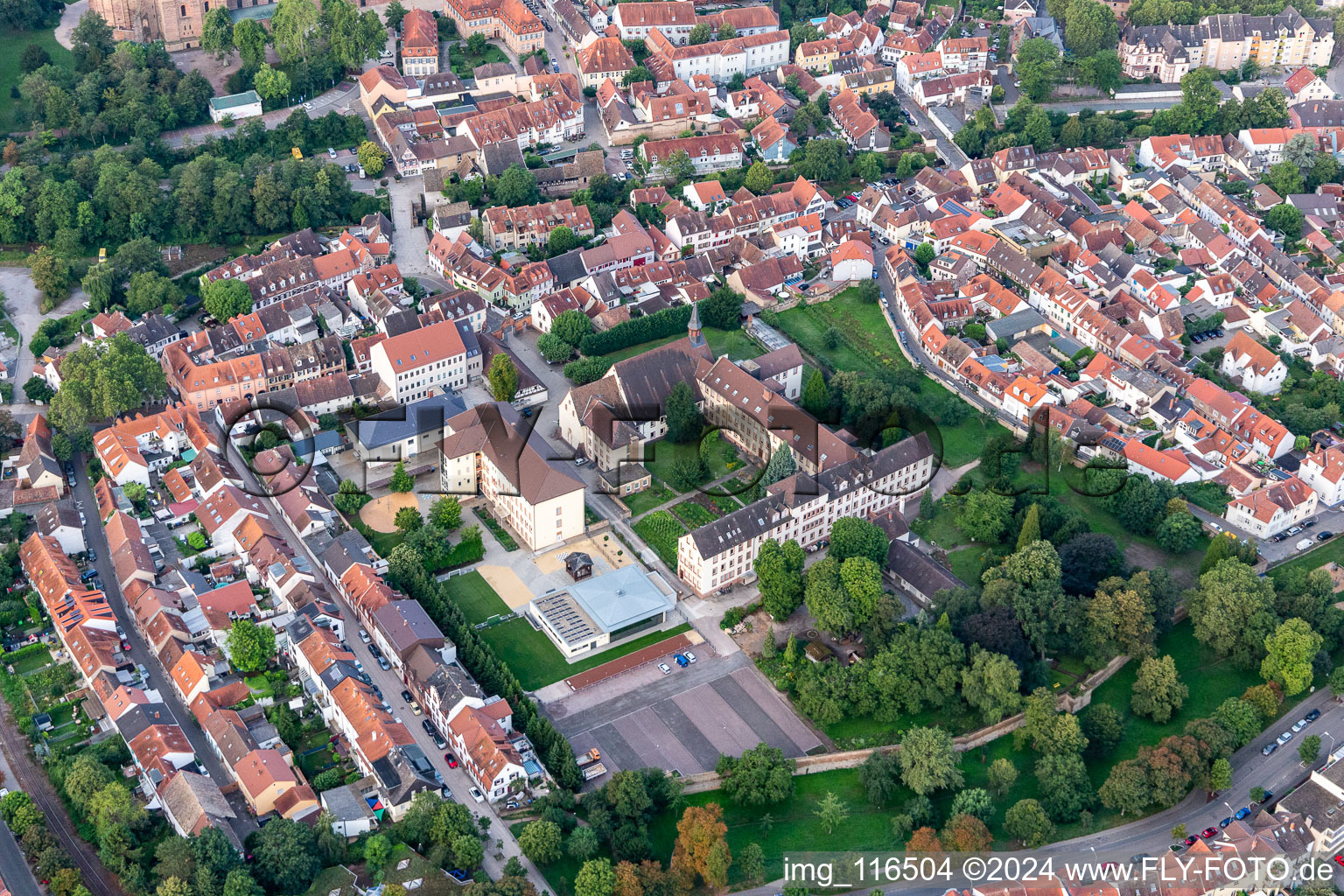 Vue aérienne de Ensemble immobilier du monastère et de l'église monastique de Sainte-Madeleine à Speyer dans le département Rhénanie-Palatinat, Allemagne