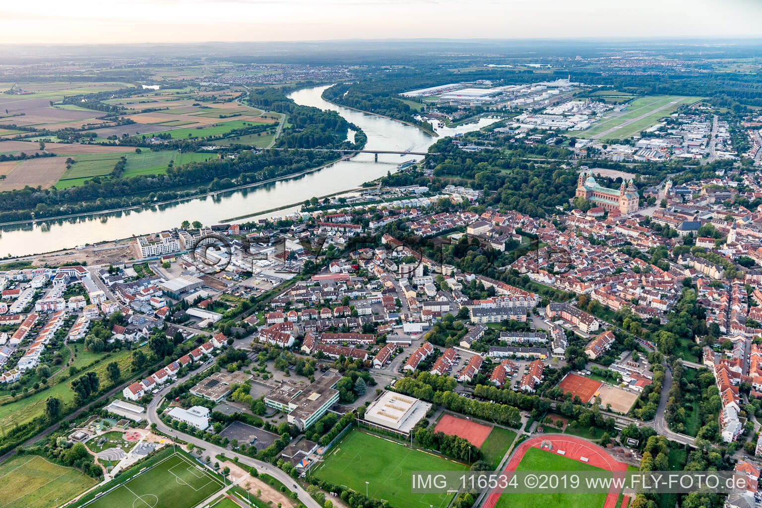 Vue aérienne de Pont sur le Rhin à Speyer dans le département Rhénanie-Palatinat, Allemagne