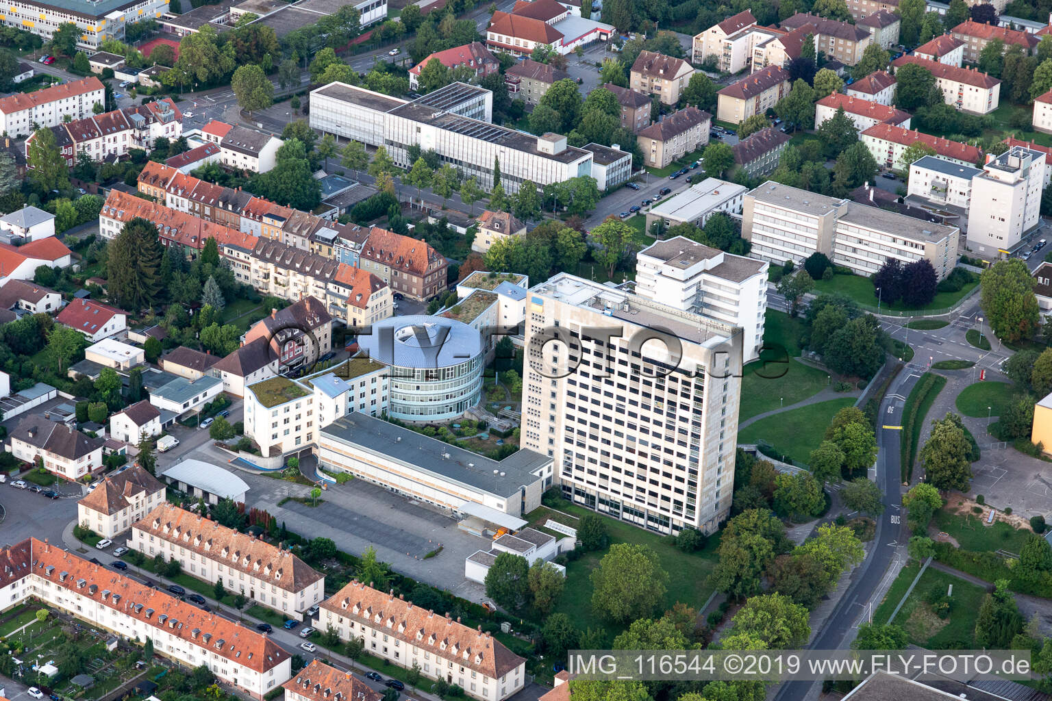 Vue aérienne de Bâtiment de bureaux et d'administration de la compagnie d'assurance Deutsche Rentenversicherung Rheinland-Pfalz à Speyer dans le département Rhénanie-Palatinat, Allemagne