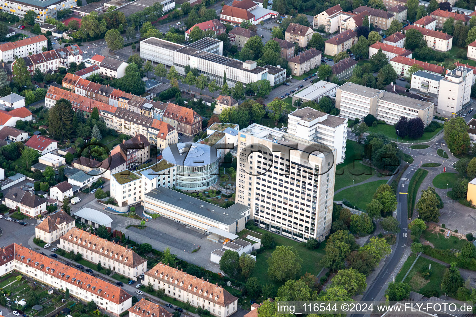 Vue aérienne de Bâtiment de bureaux et d'administration de la compagnie d'assurance Deutsche Rentenversicherung Rheinland-Pfalz à Speyer dans le département Rhénanie-Palatinat, Allemagne