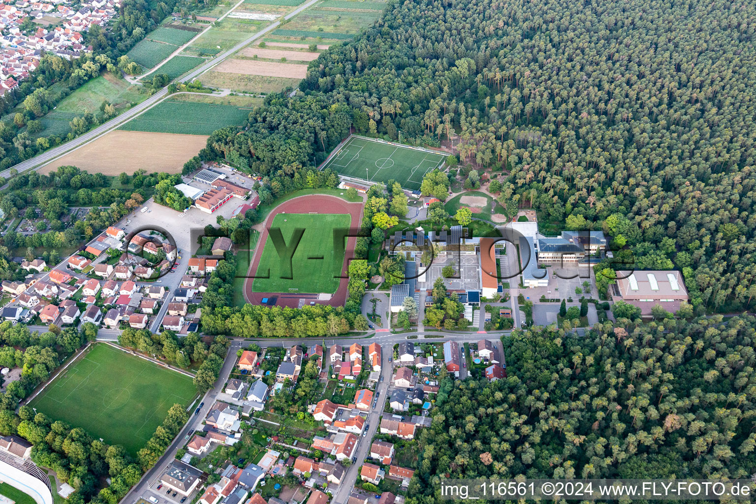 Vue d'oiseau de Dudenhofen dans le département Rhénanie-Palatinat, Allemagne