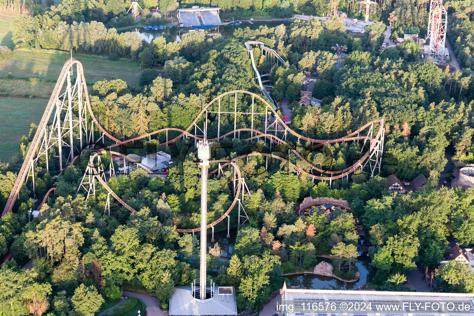 Vue aérienne de Base de loisirs - parc d'attractions "Holiday Park à Haßloch dans le département Rhénanie-Palatinat, Allemagne