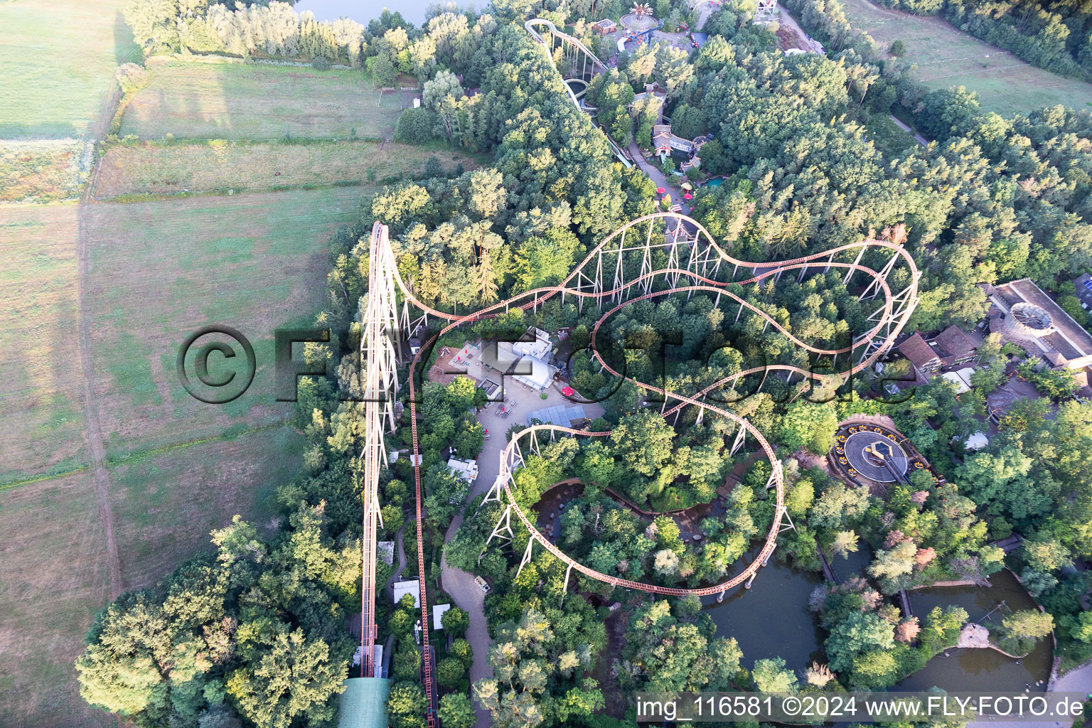 Parc de vacances à Haßloch dans le département Rhénanie-Palatinat, Allemagne du point de vue du drone