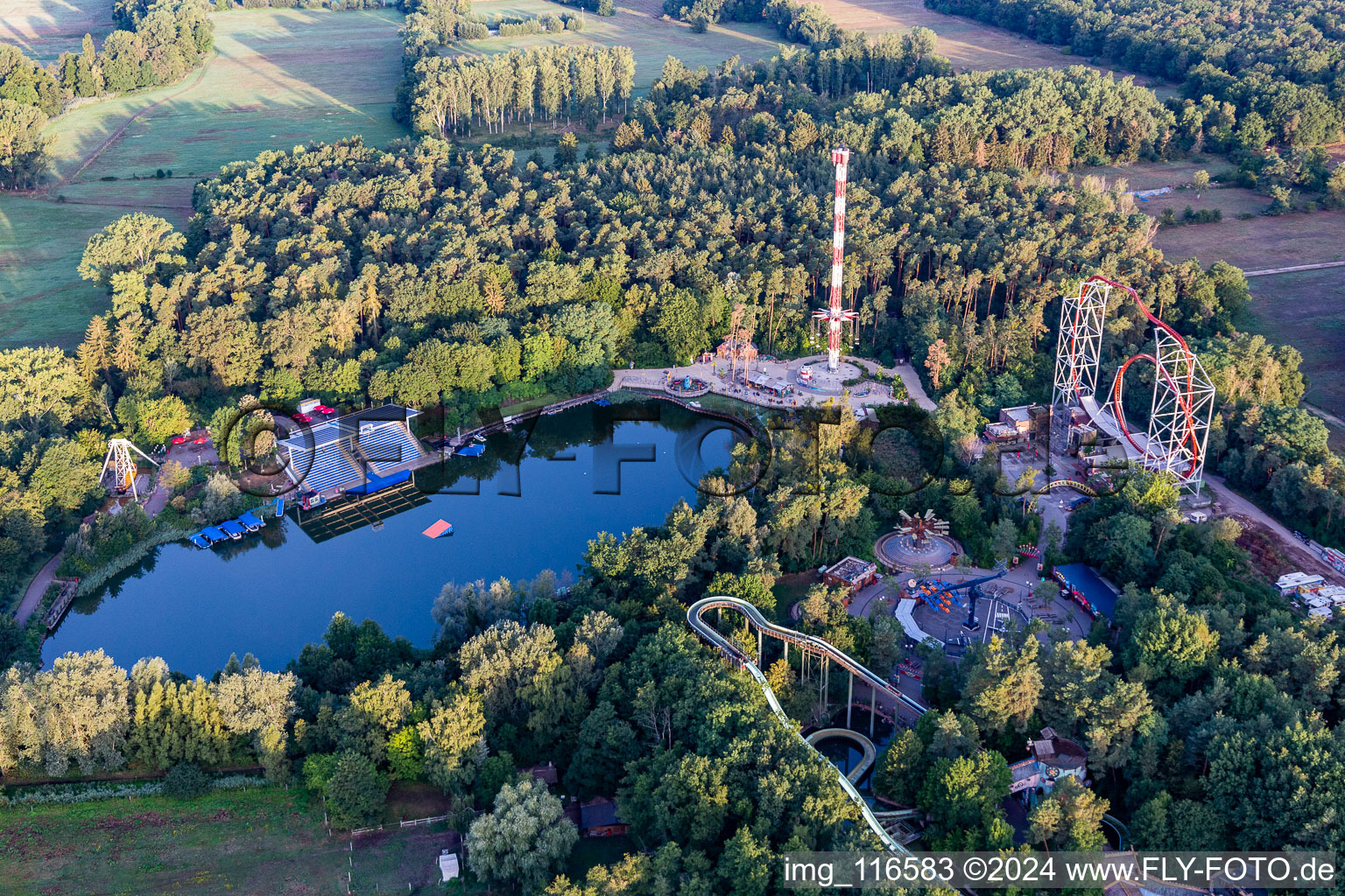 Vue aérienne de Base de loisirs - parc d'attractions "Holiday Park à Haßloch dans le département Rhénanie-Palatinat, Allemagne