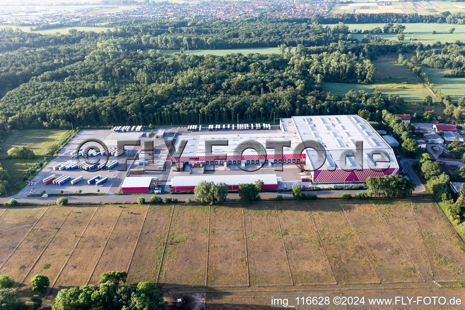 Vue aérienne de Entrepôts et bâtiments d'expédition du centre logistique de Hornbach Essingen dans la zone industrielle Essingen à le quartier Dreihof in Essingen dans le département Rhénanie-Palatinat, Allemagne