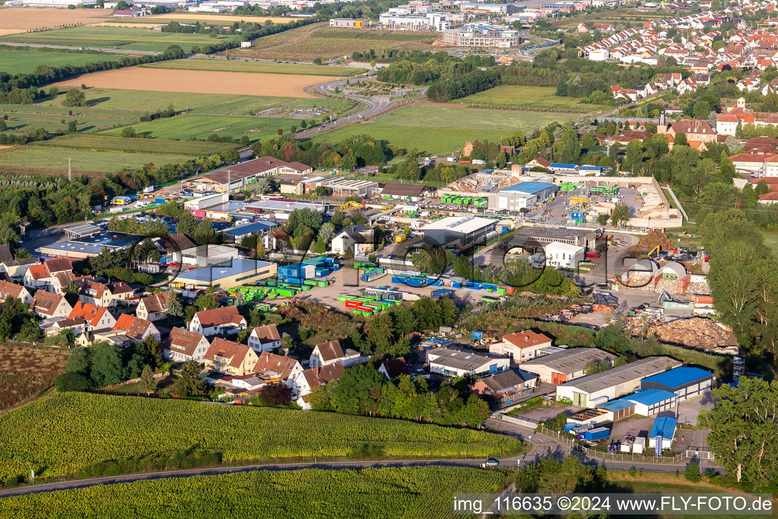 Vue aérienne de Création d'une zone commerciale et d'une entreprise avec l'organisation locale d'assistance technique Brechtel Services GmbH et Süd-Müll GmbH & Co. KG pour le transport de déchets et l'élimination des déchets dangereux dans le district de Queichheim à Landau in der Pfalz dans le département Rhénanie-Palatinat, Allemagne