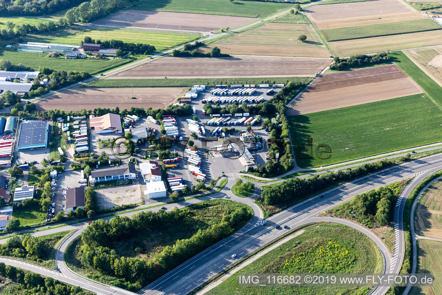 Vue aérienne de Station service Shell sur la B9 à Schwegenheim dans le département Rhénanie-Palatinat, Allemagne