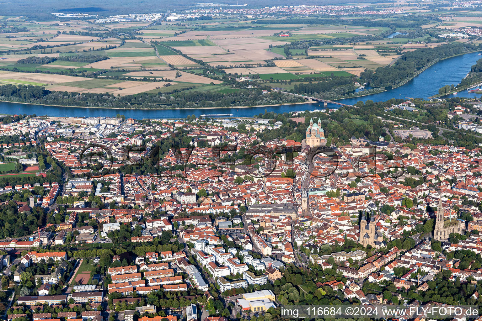 Vue aérienne de Promenade et rue commerçante Maximilianstrasse de la cathédrale à l'Altpörtel à Speyer dans le département Rhénanie-Palatinat, Allemagne