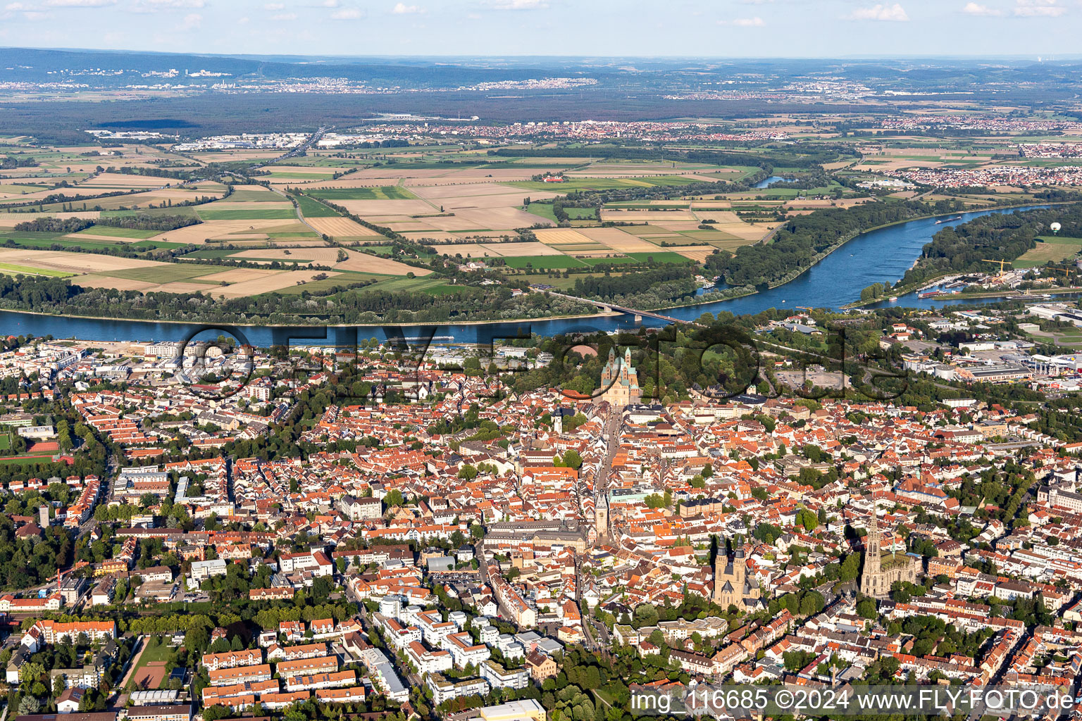 Vue aérienne de Promenade et rue commerçante Maximilianstrasse de la cathédrale à l'Altpörtel à Speyer dans le département Rhénanie-Palatinat, Allemagne