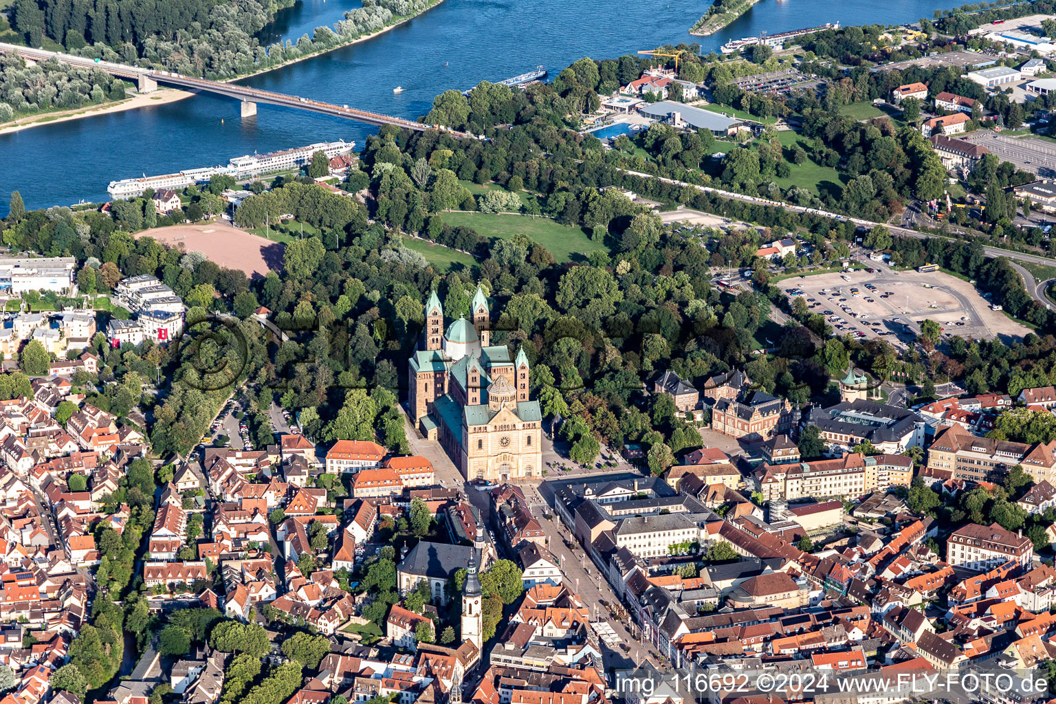 Vue aérienne de Cathédrale romane à Speyer au bord du Rhin à Speyer dans le département Rhénanie-Palatinat, Allemagne