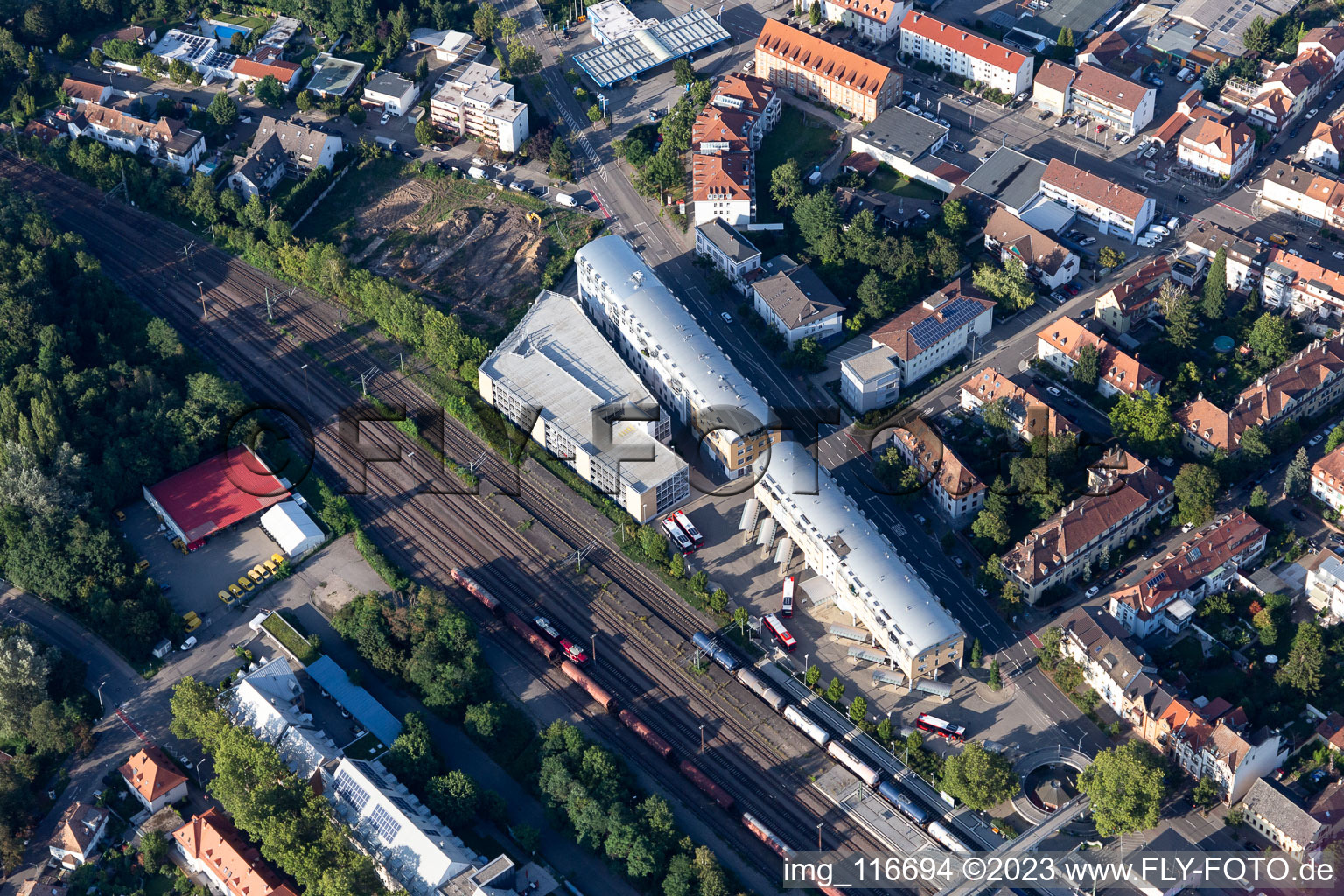 Vue aérienne de Parking sur le parking P+R de la gare à Speyer dans le département Rhénanie-Palatinat, Allemagne
