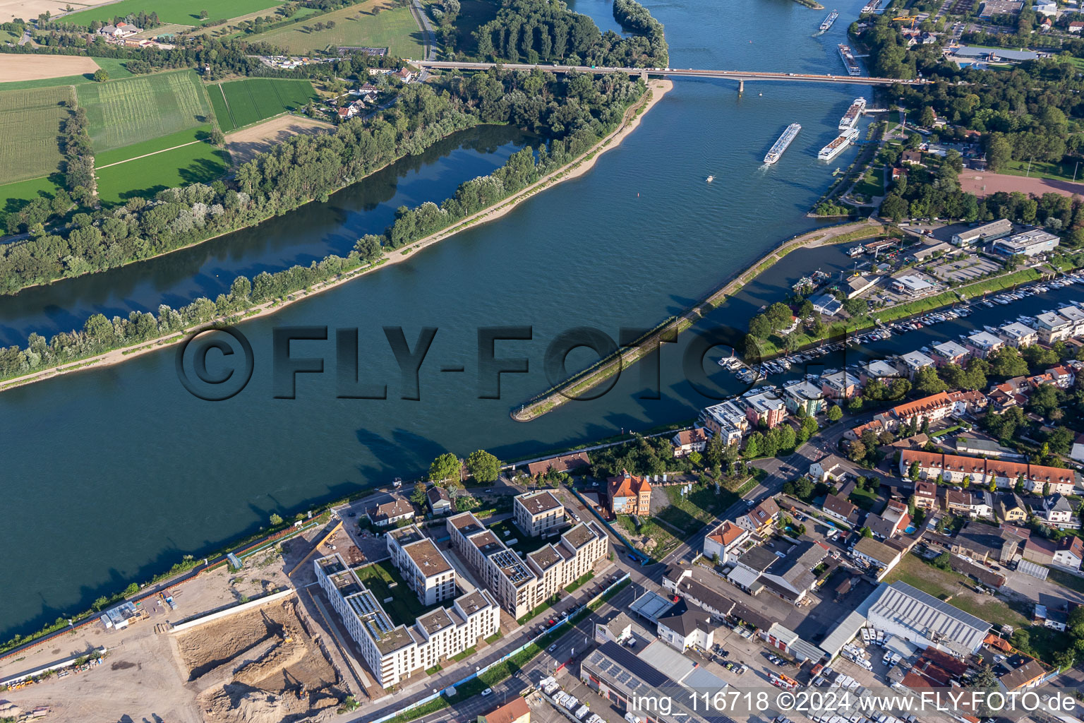 Lotissement résidentiel sur la Hafenstrasse en face du port de plaisance avec amarrages pour bateaux de plaisance et amarrages pour bateaux au bord du vieux port sur le Rhin à Speyer dans le département Rhénanie-Palatinat, Allemagne hors des airs