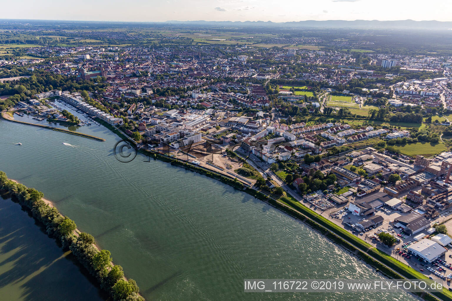 Image drone de Projet de construction d'habitations au bord du Rhin à Spire : Alte Ziegelei / Franz-Kirmeier-Straße à Speyer dans le département Rhénanie-Palatinat, Allemagne