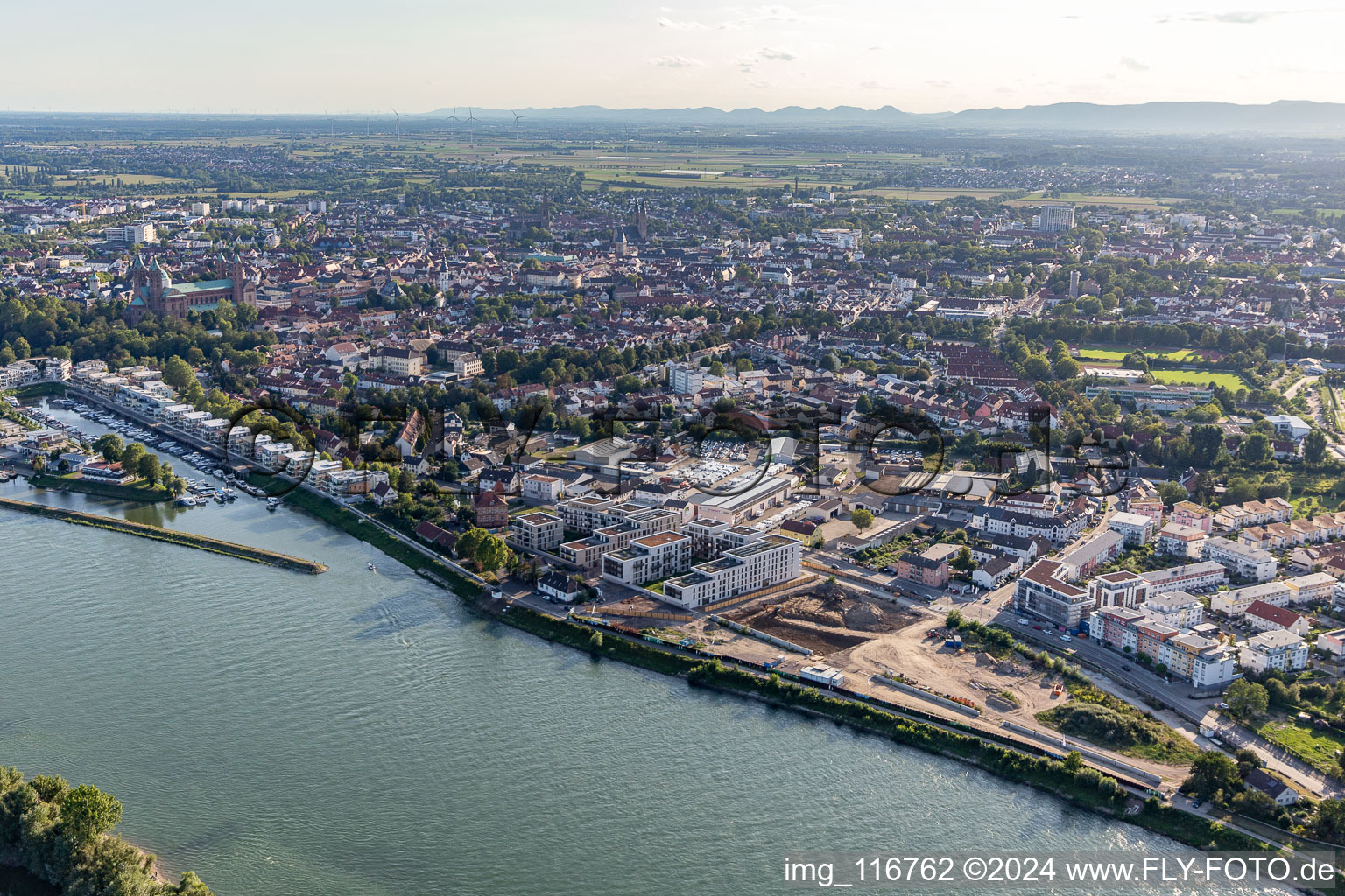 Projet de construction d'habitations au bord du Rhin à Spire : Alte Ziegelei / Franz-Kirmeier-Straße à Speyer dans le département Rhénanie-Palatinat, Allemagne vu d'un drone