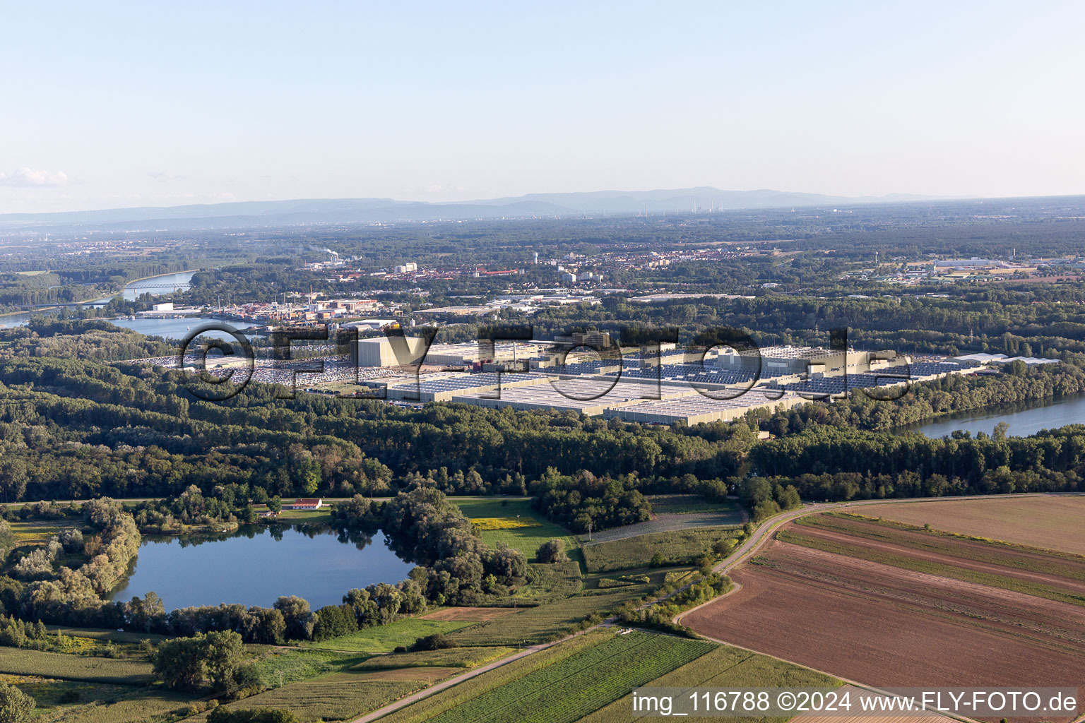 Vue aérienne de Camion du centre logistique mondial Daimler à Germersheim dans le département Rhénanie-Palatinat, Allemagne