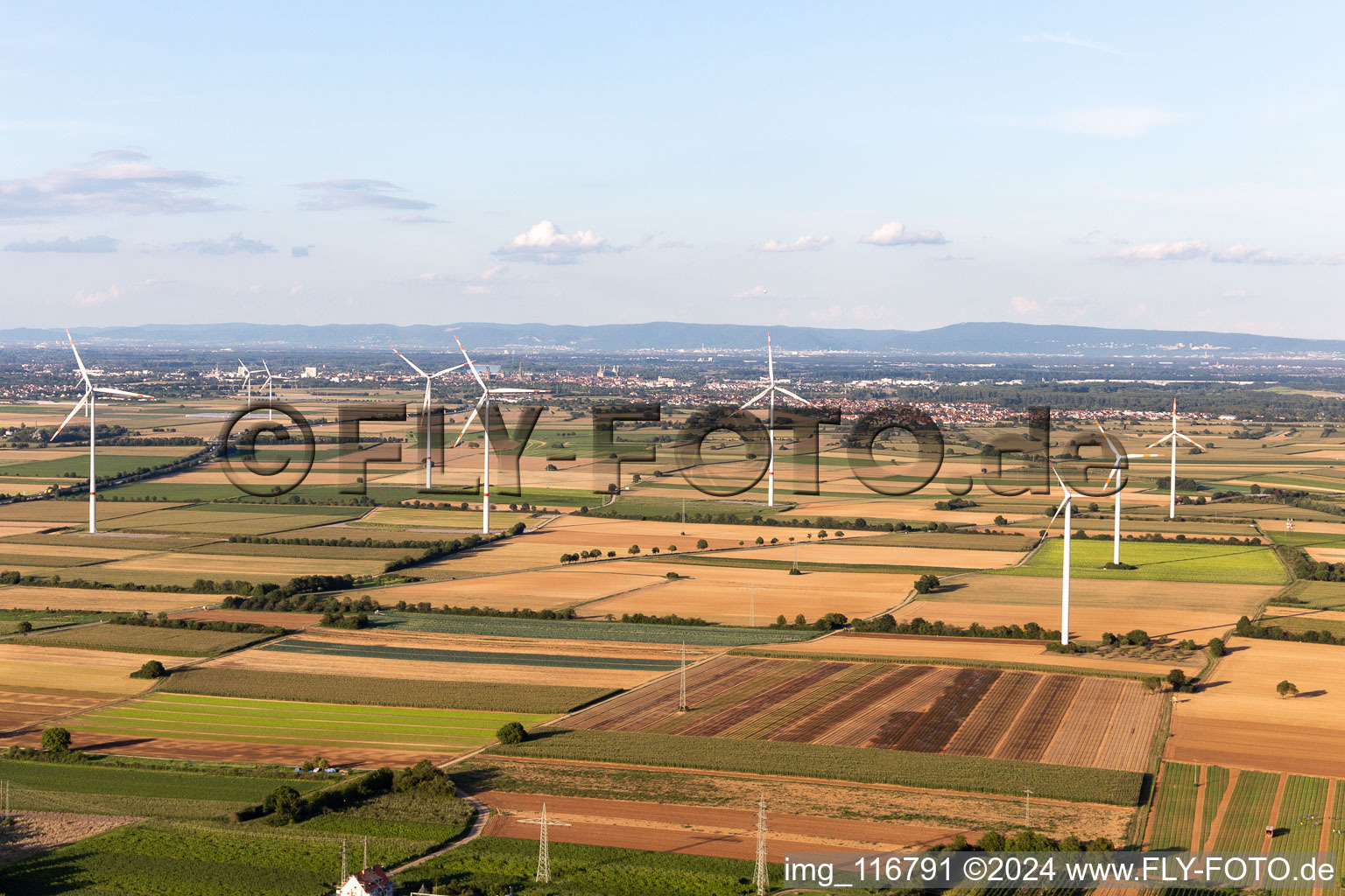 Vue aérienne de Éoliennes à le quartier Heiligenstein in Römerberg dans le département Rhénanie-Palatinat, Allemagne