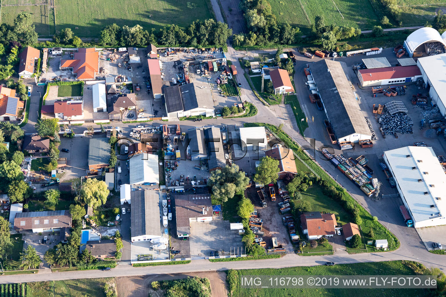 Vue aérienne de Lackier-Center Lustadt, Bw Bau Autoglass Service, Alba Electronics Recycling GmbH à Lustadt dans le département Rhénanie-Palatinat, Allemagne