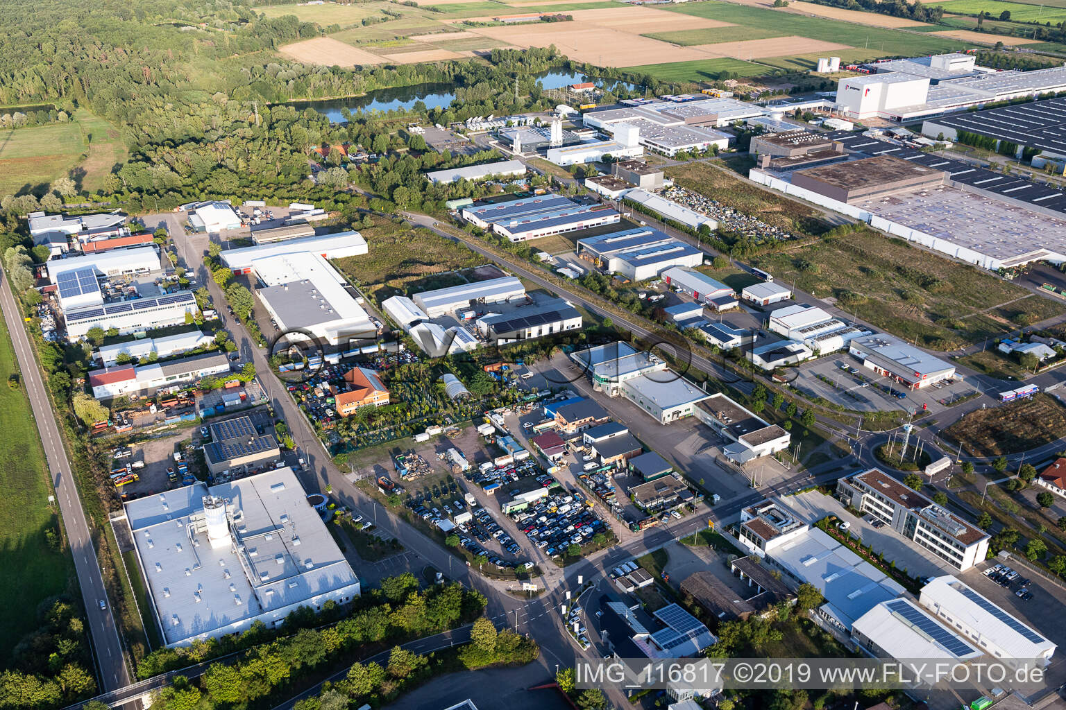 Vue aérienne de Zone industrielle dans les prés de bouleaux à Offenbach an der Queich dans le département Rhénanie-Palatinat, Allemagne