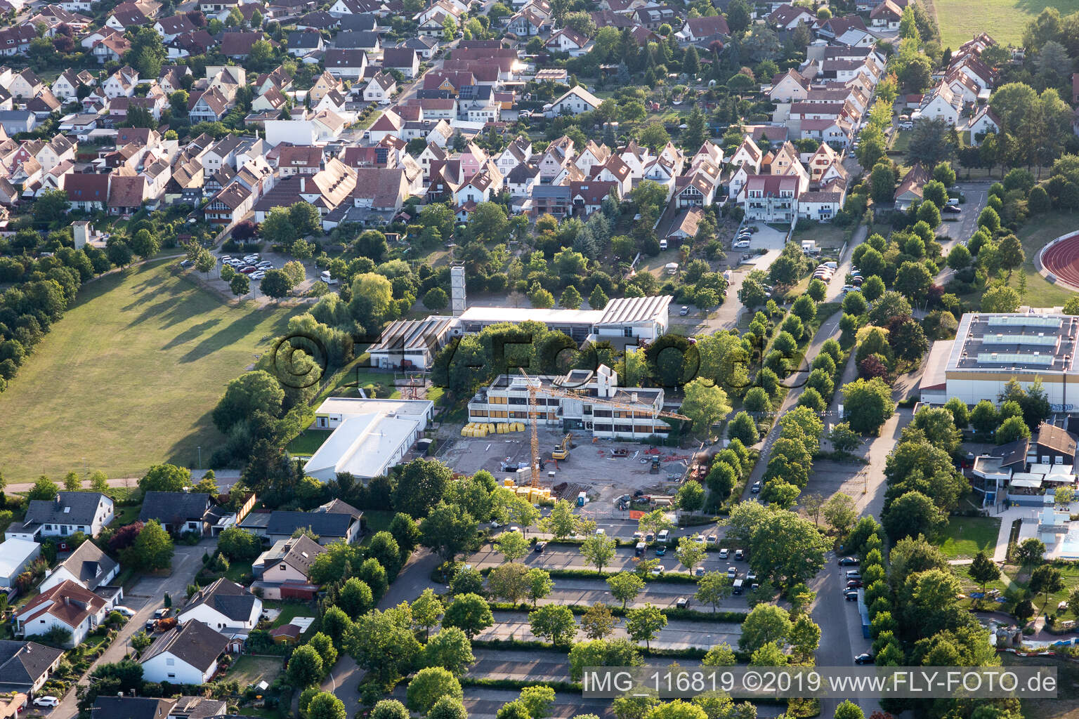 Vue aérienne de Mairie de VG avant démolition à Offenbach an der Queich dans le département Rhénanie-Palatinat, Allemagne