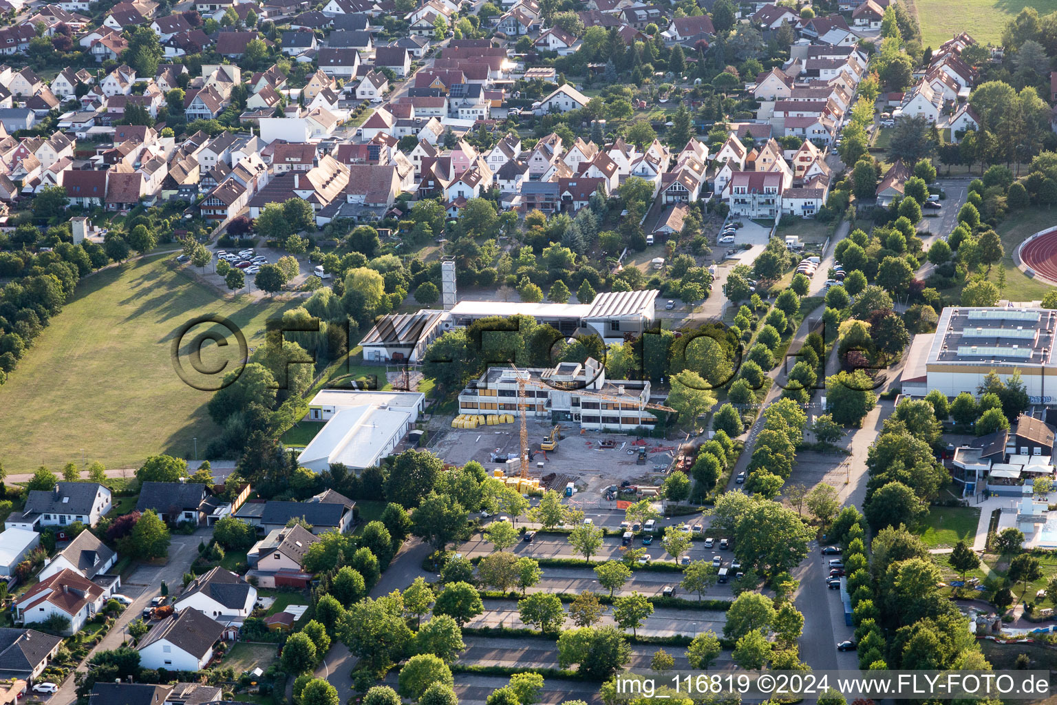 Vue aérienne de Mairie de VG avant démolition à le quartier Offenbach in Offenbach an der Queich dans le département Rhénanie-Palatinat, Allemagne