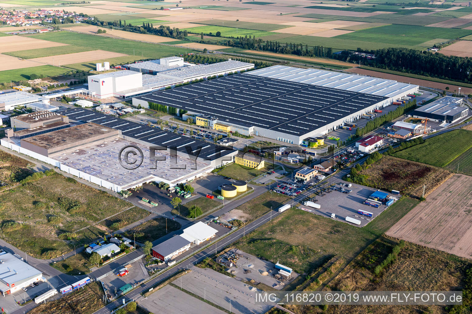 Photographie aérienne de Complexe de bâtiments d'entrepôt à grande hauteur et centre logistique sur le site de l'entrepôt de pièces de rechange Mercedes Benz à Offenbach an der Queich dans le département Rhénanie-Palatinat, Allemagne