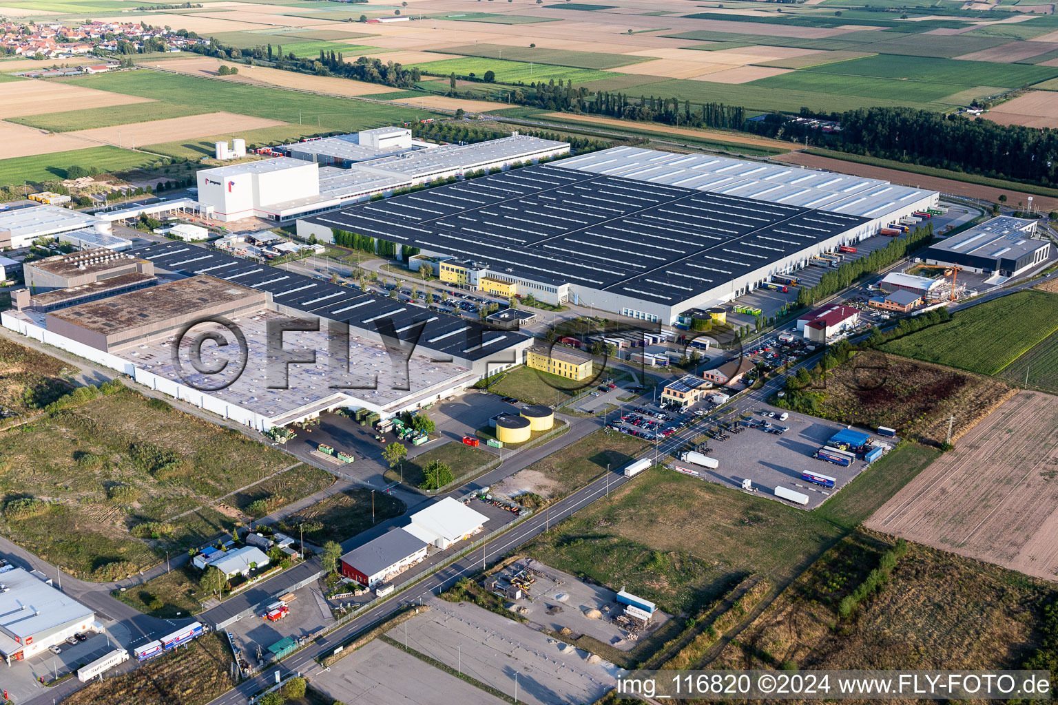 Photographie aérienne de Complexe de bâtiments d'entrepôt à grande hauteur et centre logistique sur le site de l'entrepôt de pièces de rechange Mercedes Benz à le quartier Offenbach in Offenbach an der Queich dans le département Rhénanie-Palatinat, Allemagne