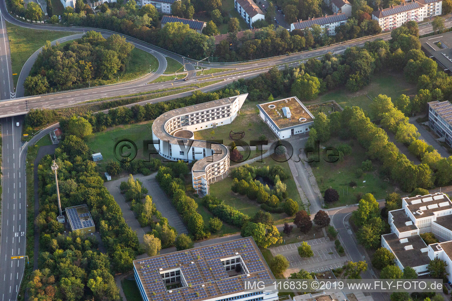 Vue aérienne de Complexe de bâtiments courbes de l'Institut pédagogique de l'État de Rhénanie-Palatinat à Speyer dans le département Rhénanie-Palatinat, Allemagne