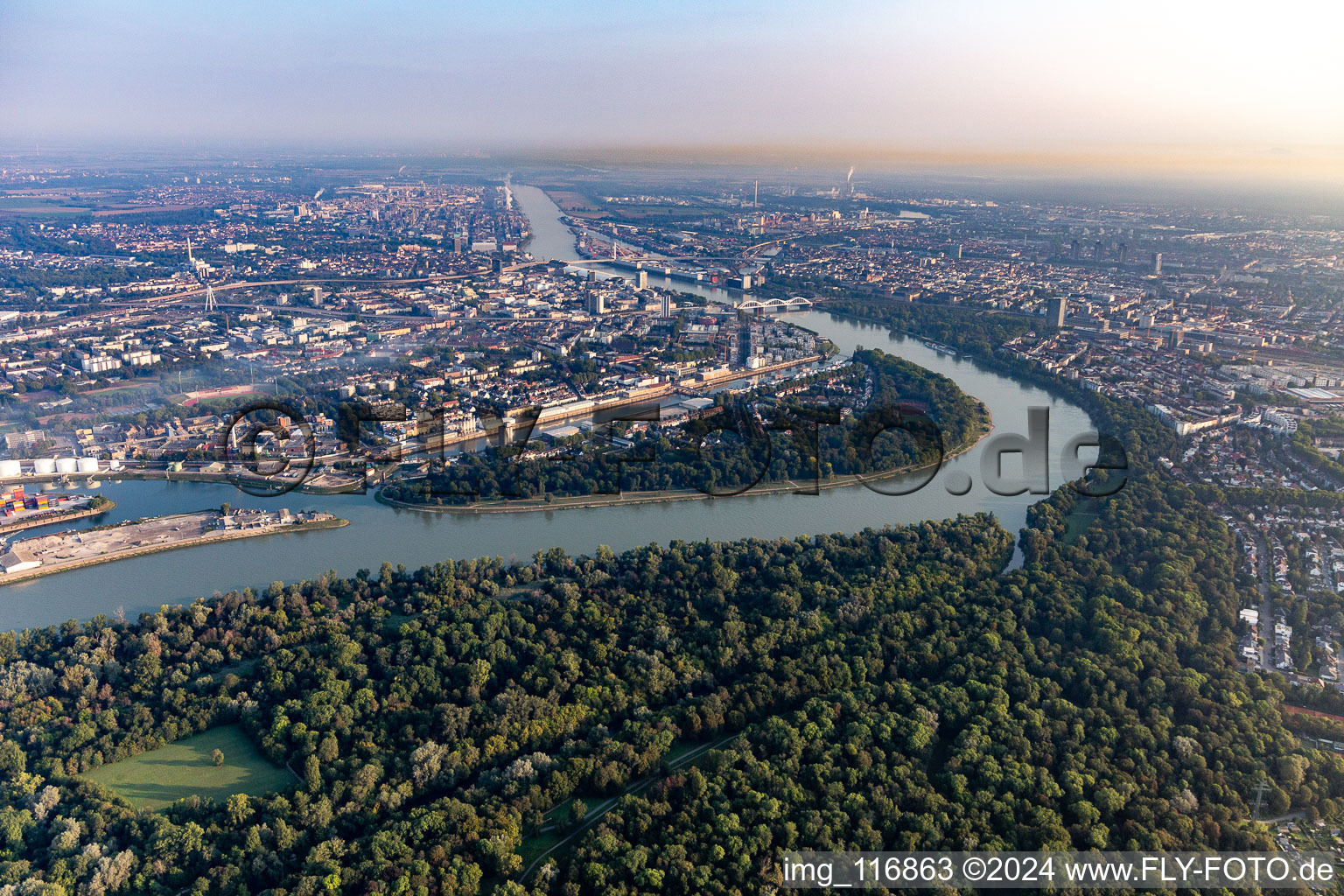 Vue aérienne de Park Island - Parc municipal LU à le quartier Süd in Ludwigshafen am Rhein dans le département Rhénanie-Palatinat, Allemagne