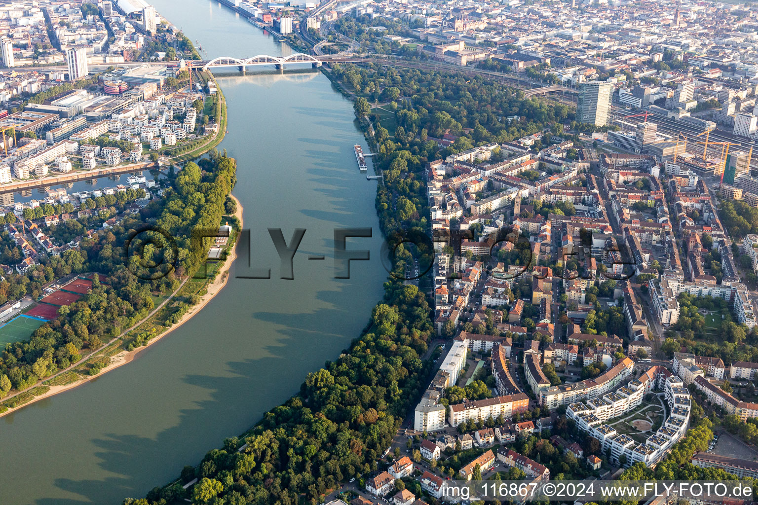 Vue aérienne de Stephanienufer, parc forestier à le quartier Lindenhof in Mannheim dans le département Bade-Wurtemberg, Allemagne