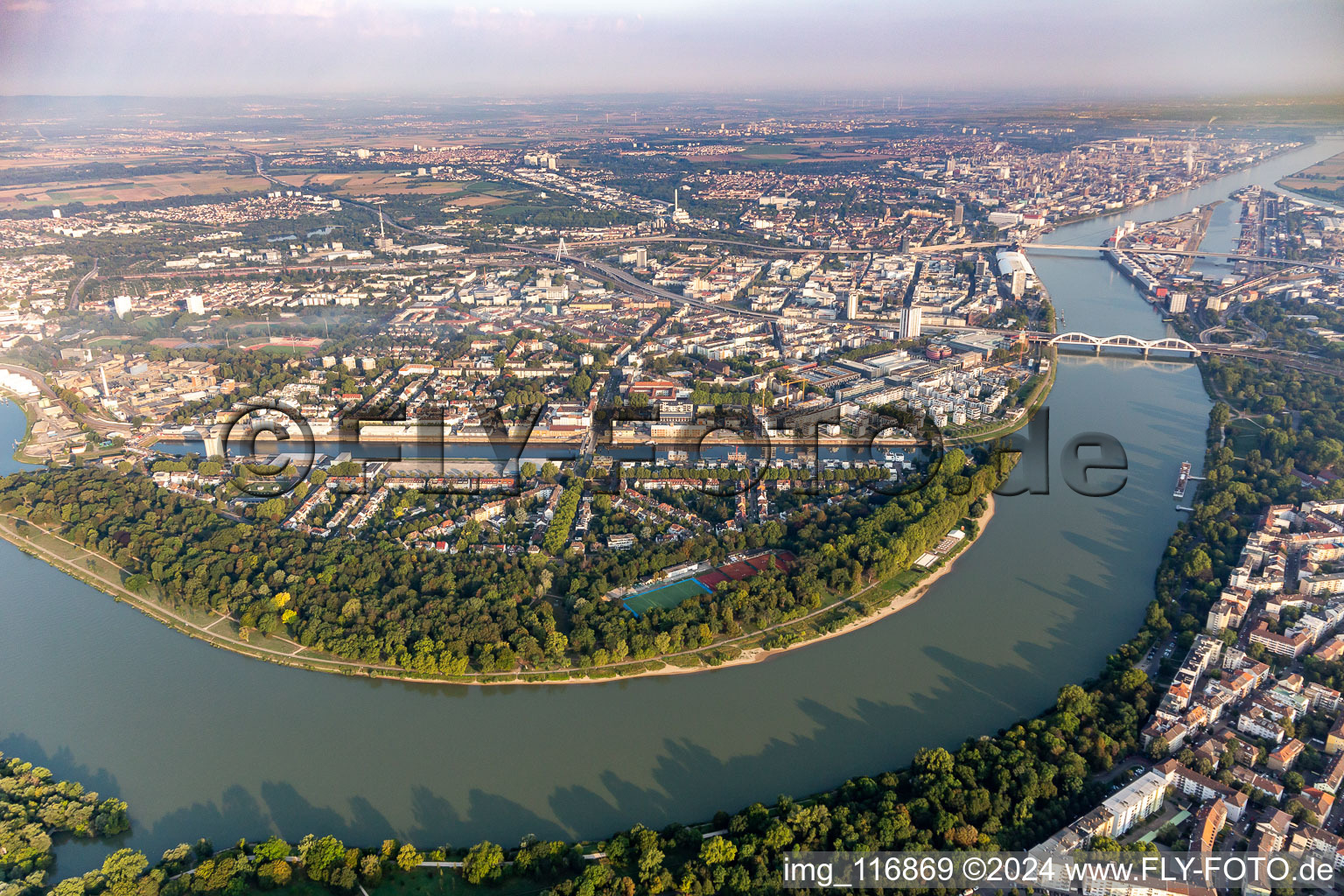 Vue aérienne de Parc municipal de l'île Park sur le Rhin avec tentes du Festival du film allemand de Ludwigshafen à le quartier Süd in Ludwigshafen am Rhein dans le département Rhénanie-Palatinat, Allemagne