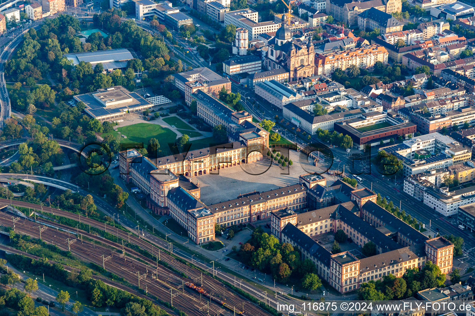 Vue aérienne de Château baroque Mannheim à le quartier Innenstadt in Mannheim dans le département Bade-Wurtemberg, Allemagne