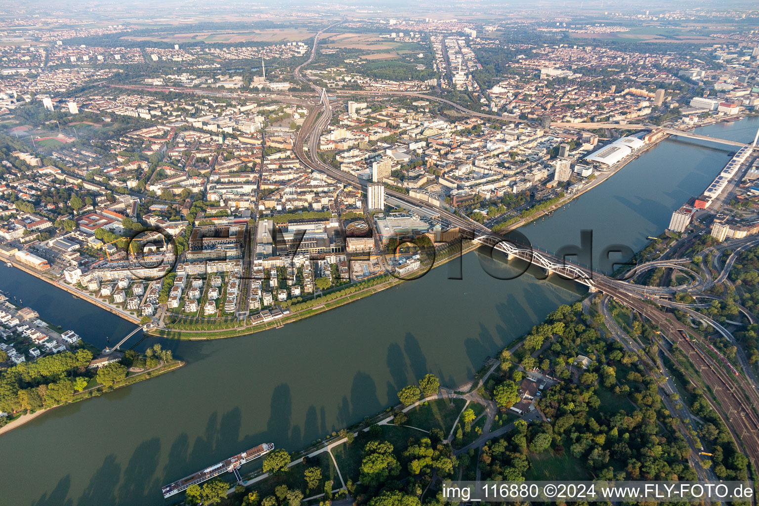 Vue aérienne de Vivre au bord de la rivière, Rheinschanzenpromenade à le quartier Süd in Ludwigshafen am Rhein dans le département Rhénanie-Palatinat, Allemagne