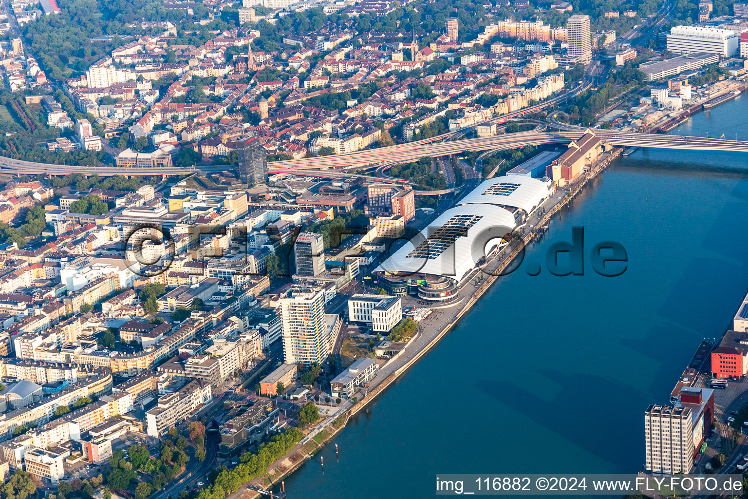 Vue aérienne de Centre commercial Rhein-Galerie au bord du Rhin Im Zollhof à le quartier Mitte in Ludwigshafen am Rhein dans le département Rhénanie-Palatinat, Allemagne