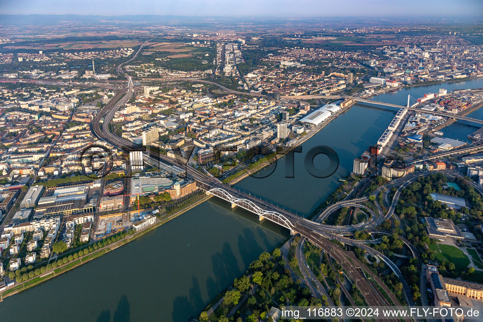 Vue aérienne de Ponts sur le Rhin entre Mannheim et Ludwigshafen avec les routes surélevées sud et nord fermées prêtes à être démolies à le quartier Mitte in Ludwigshafen am Rhein dans le département Rhénanie-Palatinat, Allemagne