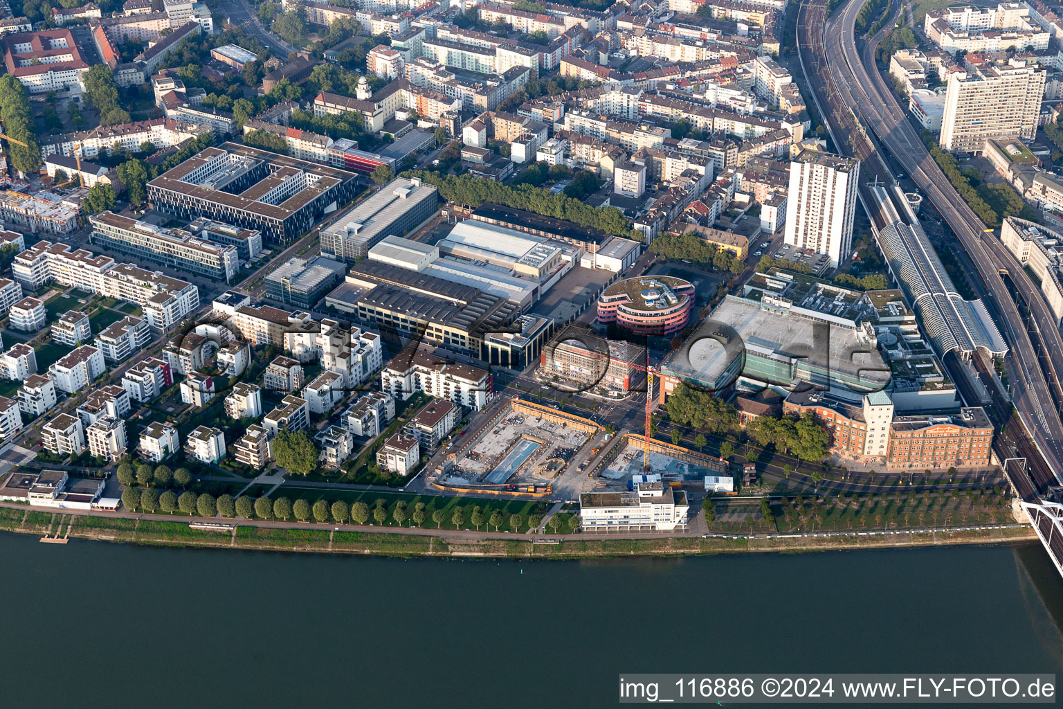 Vue aérienne de Vivre au bord de la rivière, Rheinschanzenpromenade à le quartier Mitte in Ludwigshafen am Rhein dans le département Rhénanie-Palatinat, Allemagne