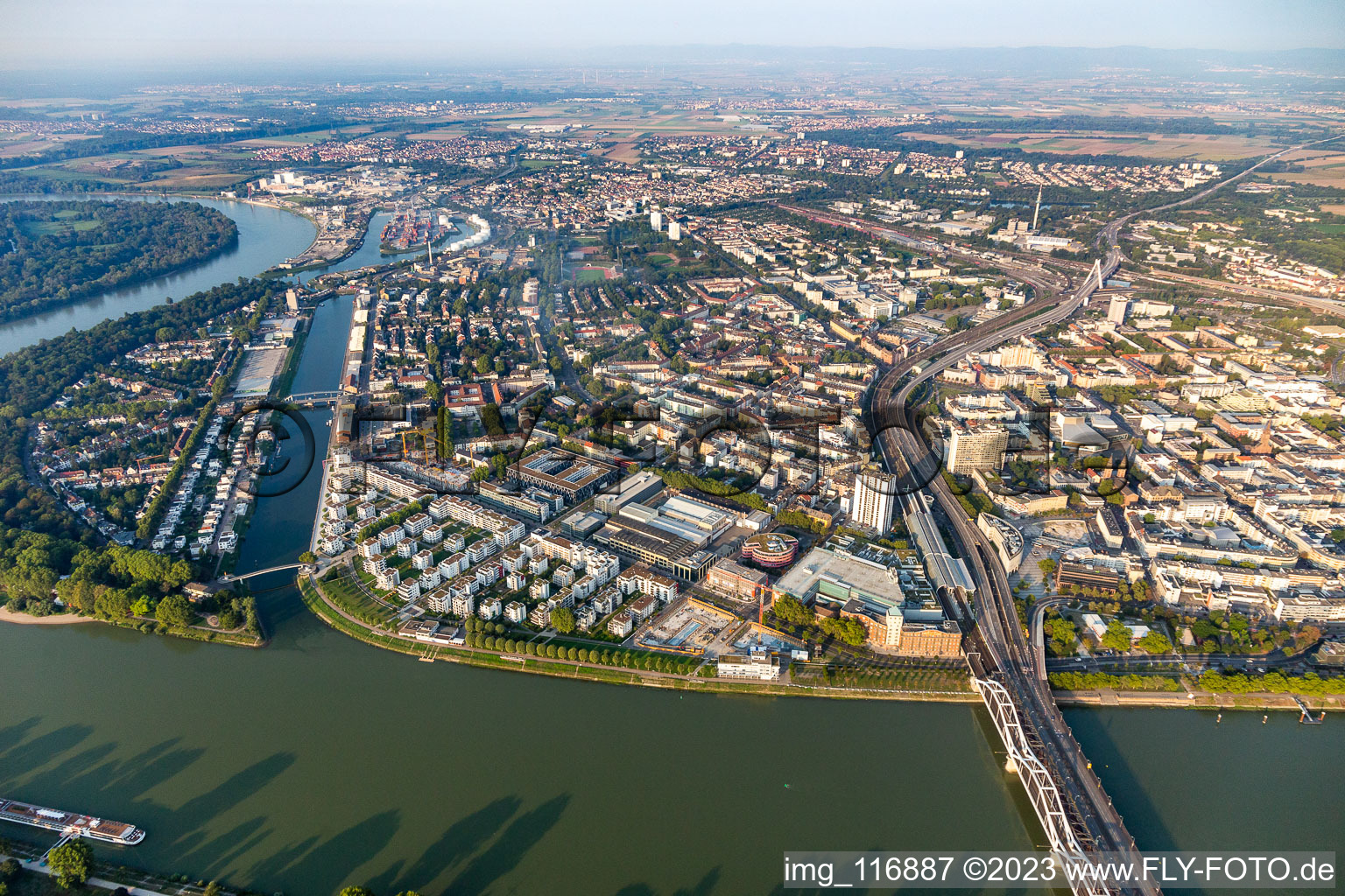 Vue aérienne de Quartier résidentiel du lotissement collectif sur la promenade du Rhin - Rheinallee à le quartier Süd in Ludwigshafen am Rhein dans le département Rhénanie-Palatinat, Allemagne