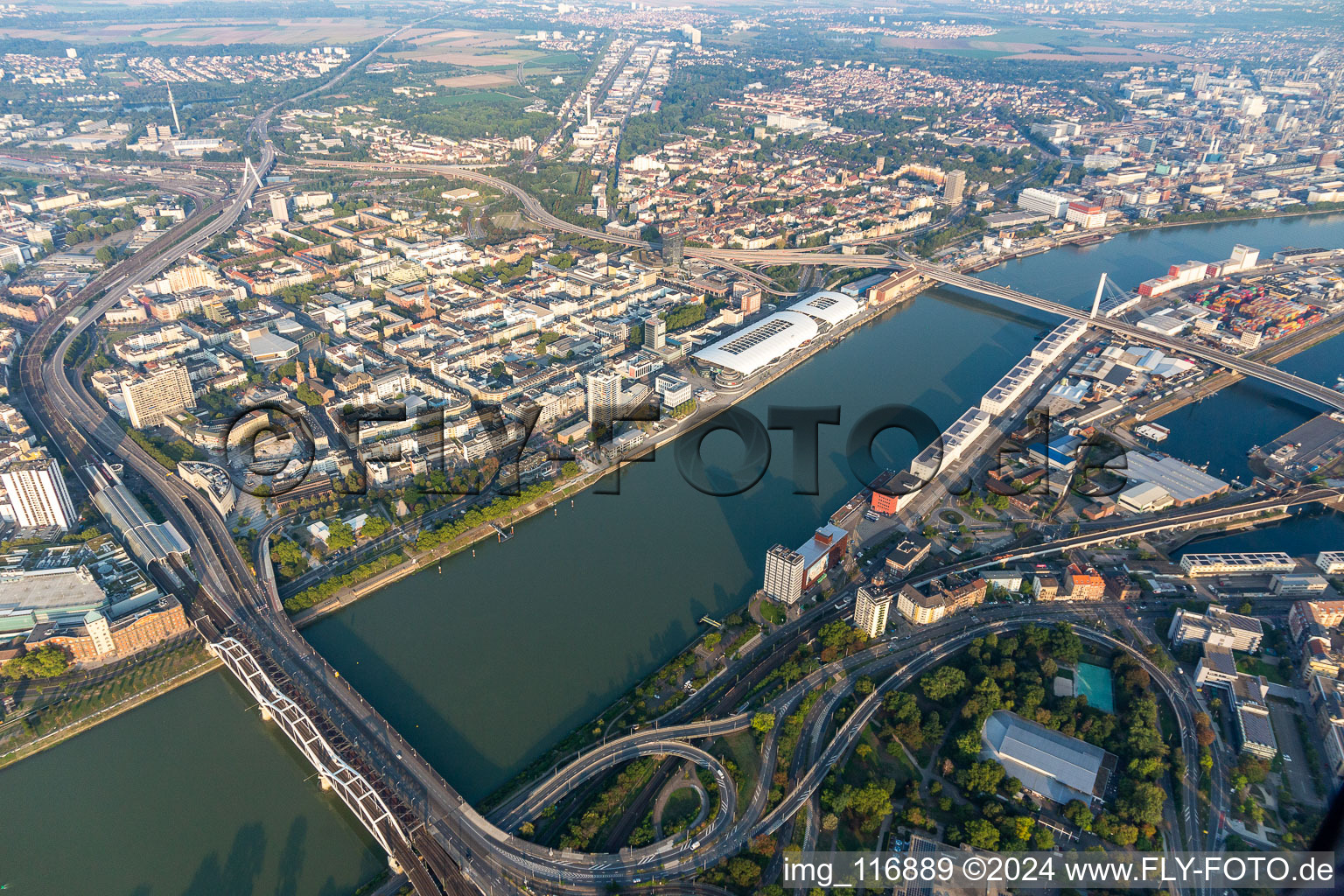 Vue aérienne de Ponts sur le Rhin entre Mannheim et Ludwigshafen avec les routes surélevées sud et nord fermées prêtes à être démolies à le quartier Mitte in Ludwigshafen am Rhein dans le département Rhénanie-Palatinat, Allemagne