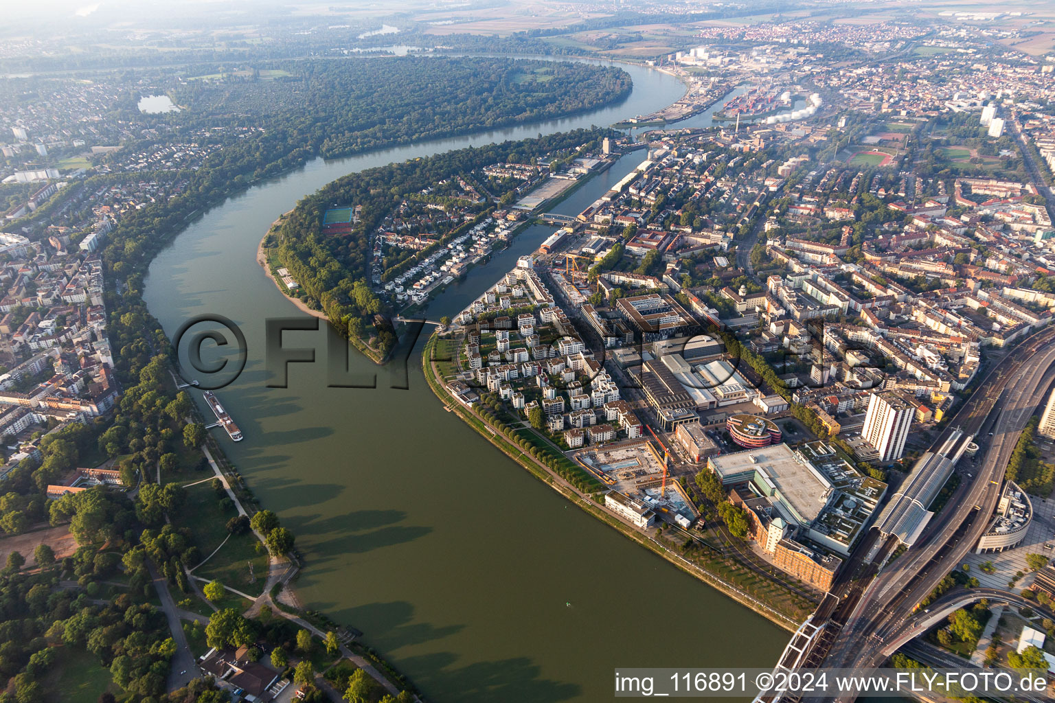 Photographie aérienne de Quartier résidentiel du lotissement collectif sur la promenade du Rhin - Rheinallee à le quartier Süd in Ludwigshafen am Rhein dans le département Rhénanie-Palatinat, Allemagne