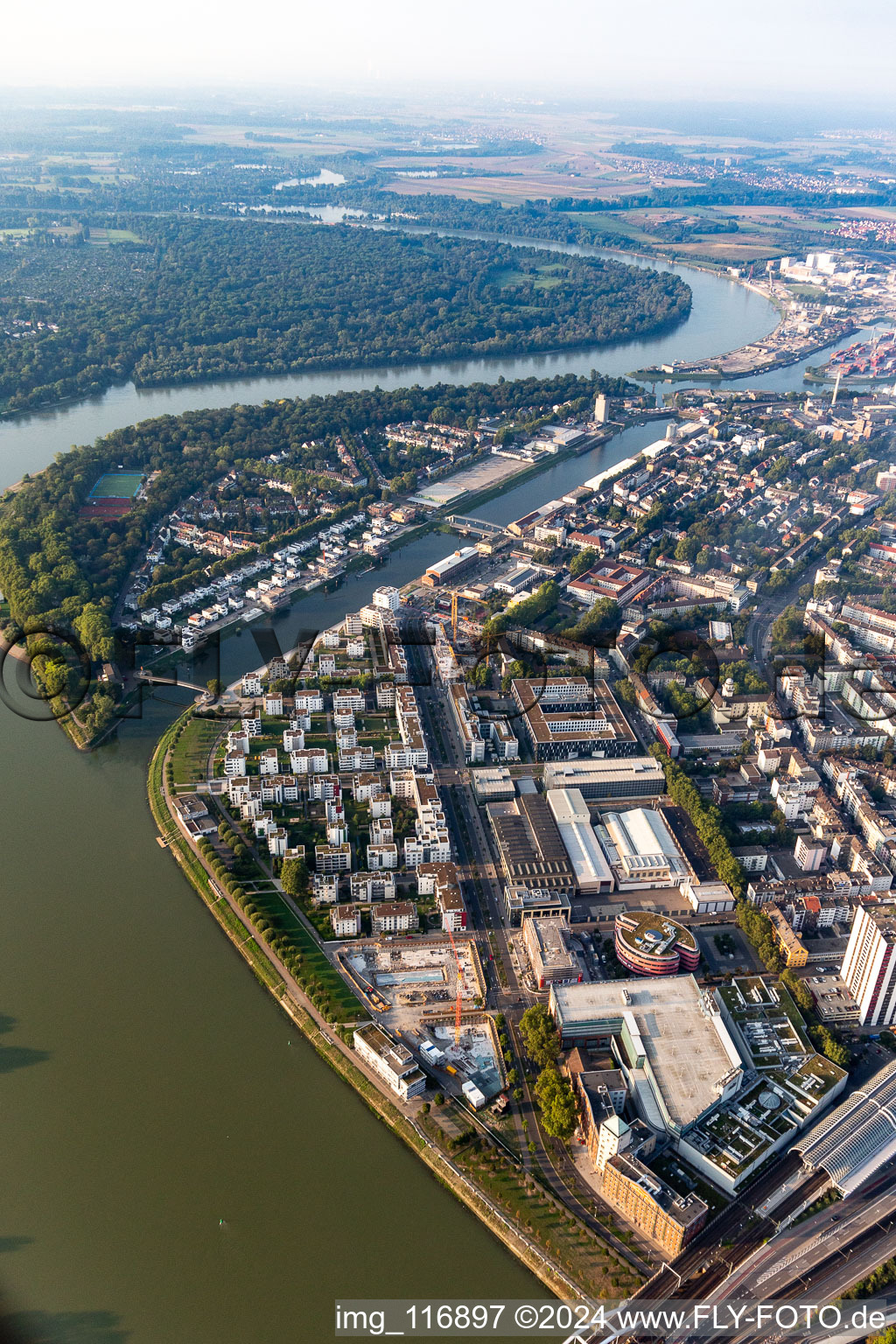 Vue aérienne de Parc municipal de Park Island au bord du Rhin en face du parc forestier de Mannheim à le quartier Süd in Ludwigshafen am Rhein dans le département Rhénanie-Palatinat, Allemagne