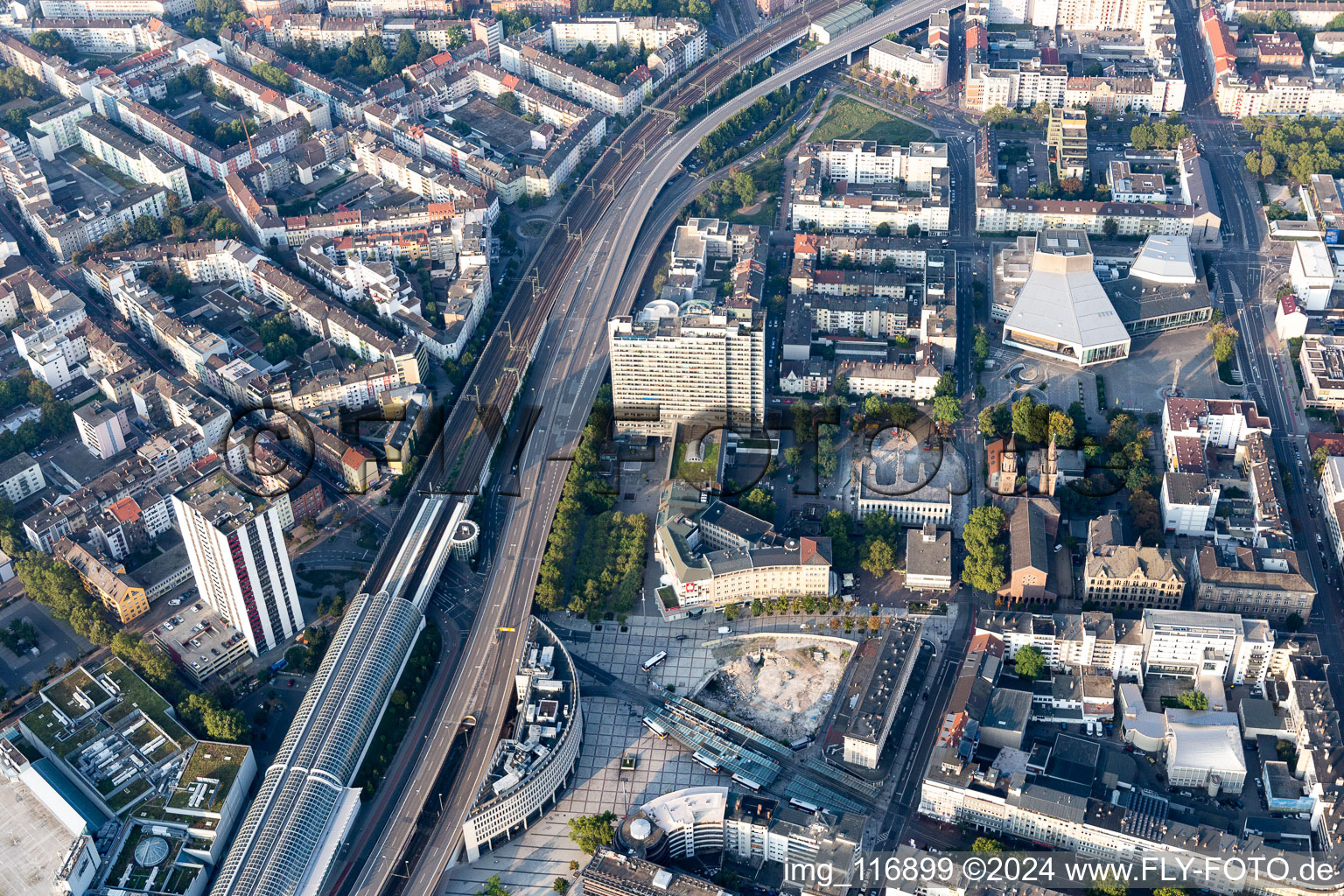 Vue aérienne de Bâtiment de la gare et voies de la station S-Bahn LU Mitte au Musikpark à le quartier Mitte in Ludwigshafen am Rhein dans le département Rhénanie-Palatinat, Allemagne