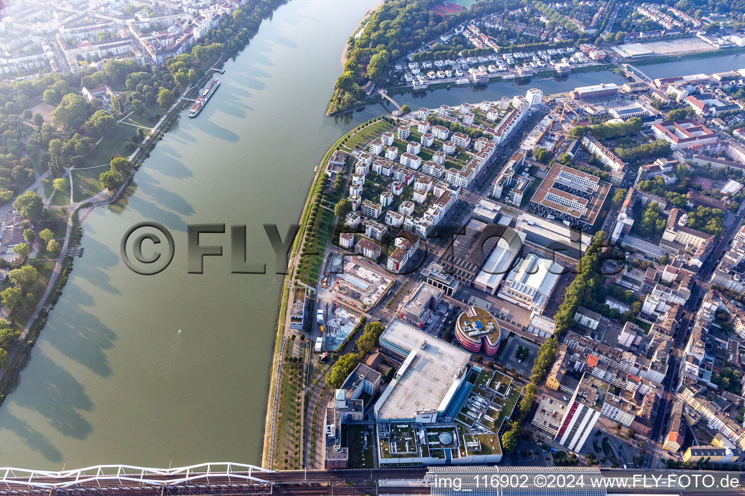 Photographie aérienne de Vivre au bord de la rivière, Rheinschanzenpromenade à le quartier Süd in Ludwigshafen am Rhein dans le département Rhénanie-Palatinat, Allemagne