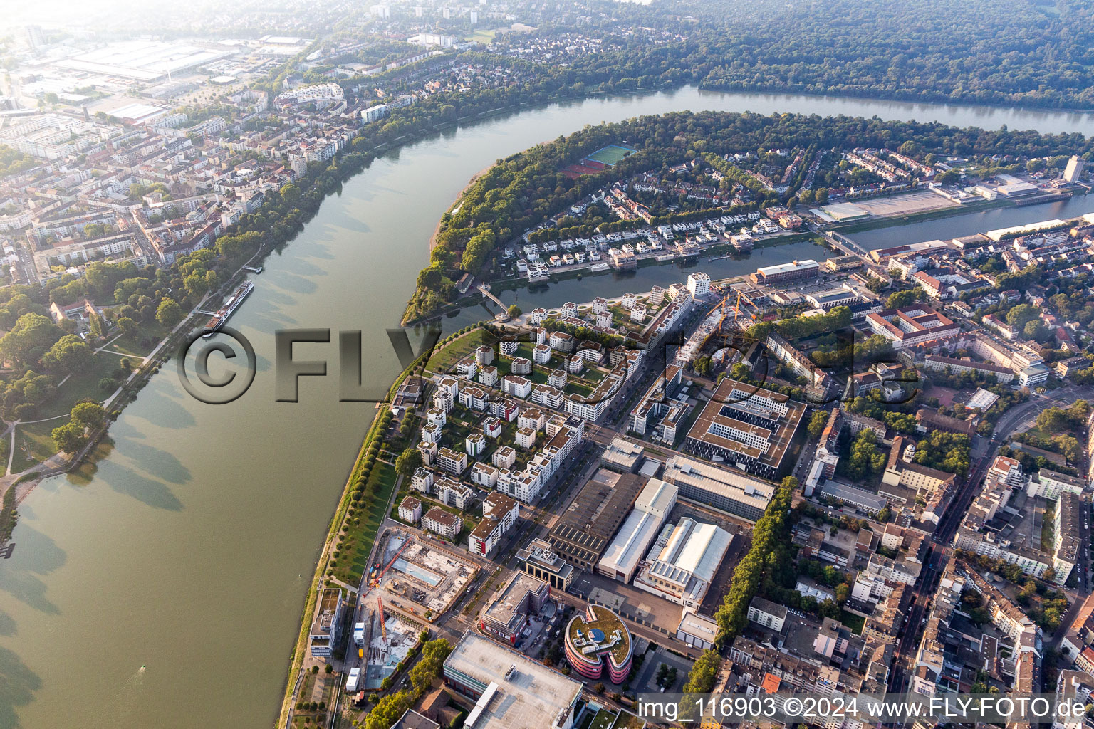 Vue oblique de Vivre au bord de la rivière, Rheinschanzenpromenade à le quartier Süd in Ludwigshafen am Rhein dans le département Rhénanie-Palatinat, Allemagne