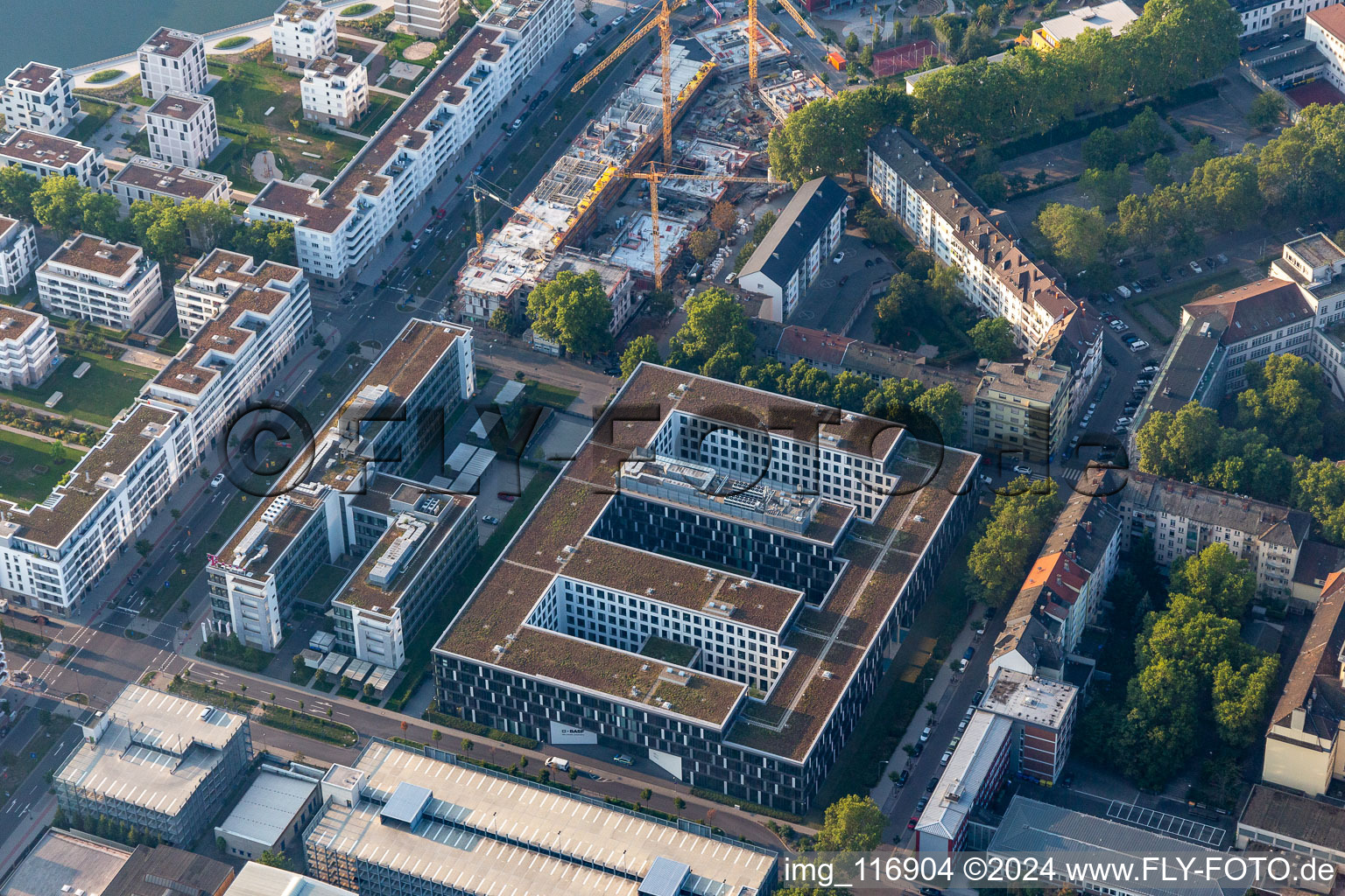 Vue aérienne de Immeuble de bureaux du bâtiment administratif et commercial de BASF Business Service à le quartier Süd in Ludwigshafen am Rhein dans le département Rhénanie-Palatinat, Allemagne