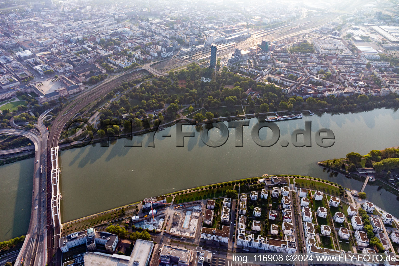 Vue aérienne de Fleuve - Ouvrage du pont Konradadenauer pour le chemin de fer et la B37 sur le Rhin à le quartier Süd in Ludwigshafen am Rhein dans le département Rhénanie-Palatinat, Allemagne