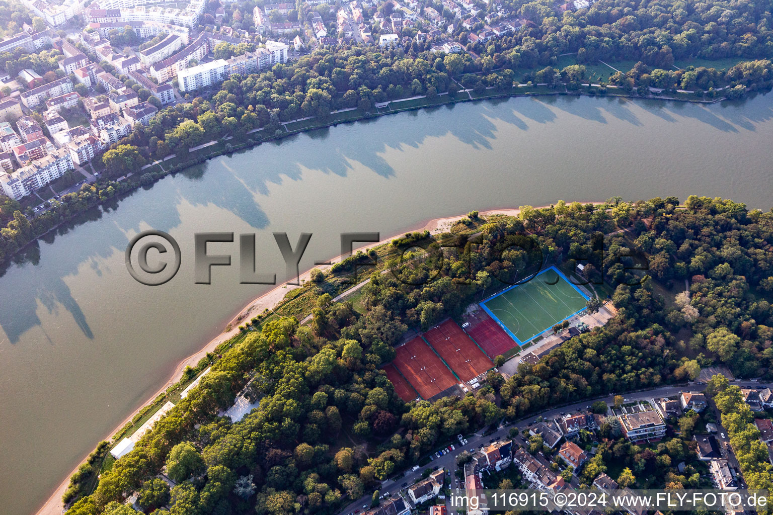 Vue aérienne de Ensemble des terrains de sport du Club de Gymnastique et d'Escrime 1861 eV sur le Parkinsel à le quartier Süd in Ludwigshafen am Rhein dans le département Rhénanie-Palatinat, Allemagne