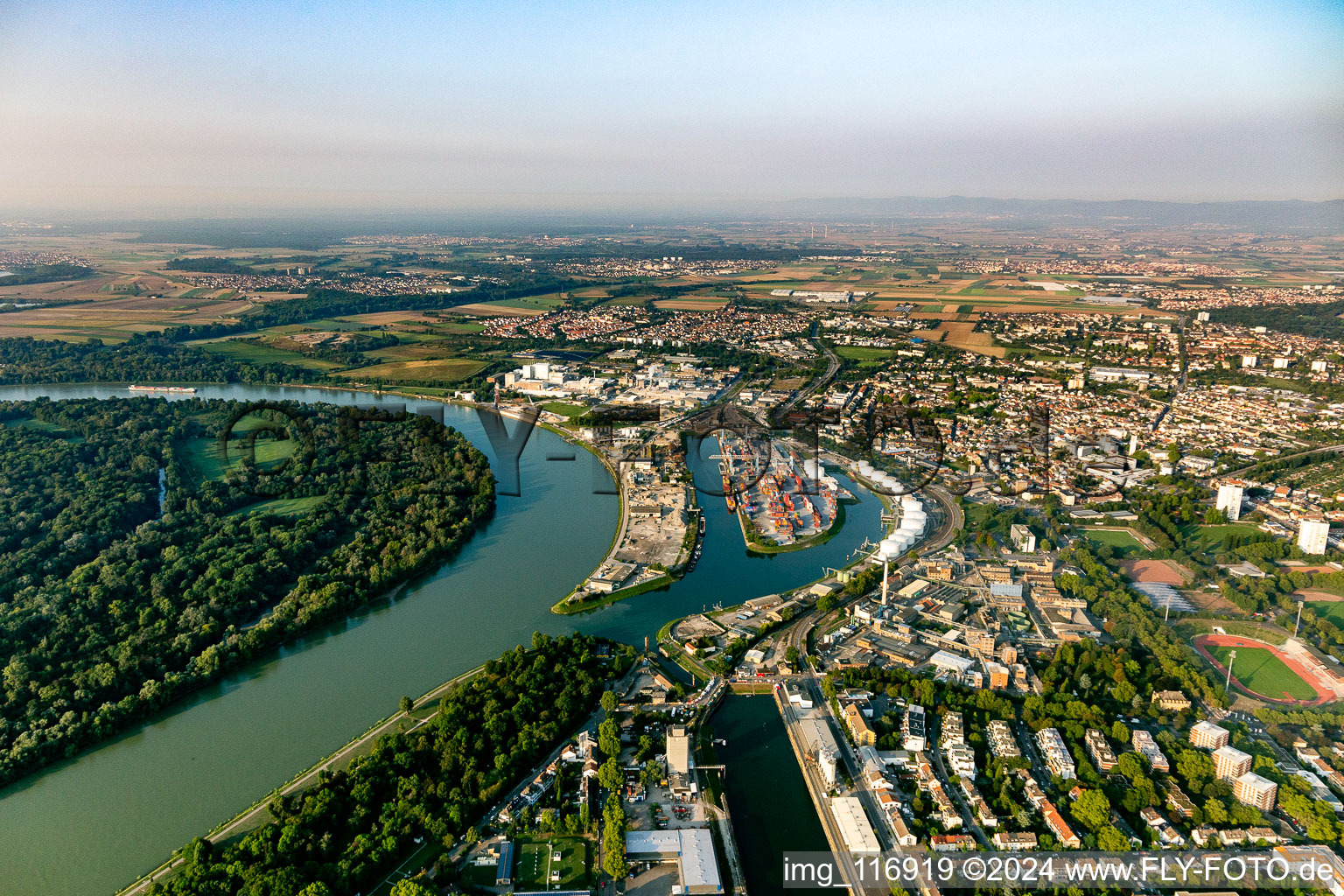 Vue aérienne de Mundenheimer Kaiserwörth et Altrheinhafen à le quartier Mundenheim in Ludwigshafen am Rhein dans le département Rhénanie-Palatinat, Allemagne