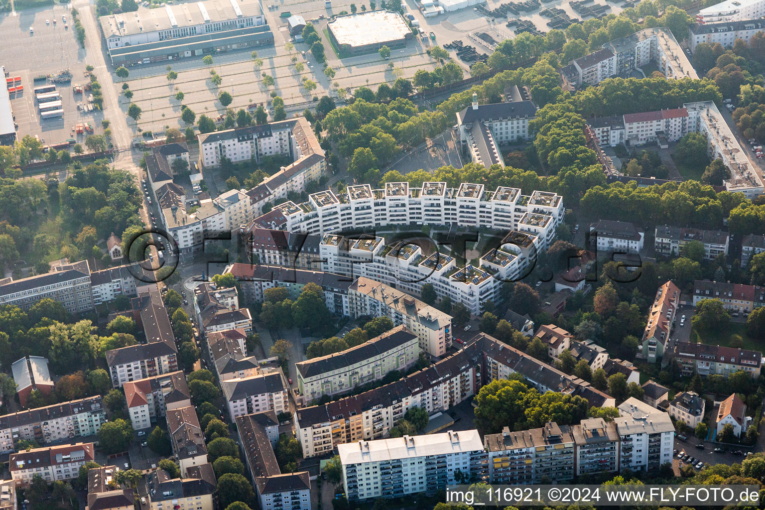 Vue aérienne de Chapelle de Lanz à le quartier Lindenhof in Mannheim dans le département Bade-Wurtemberg, Allemagne