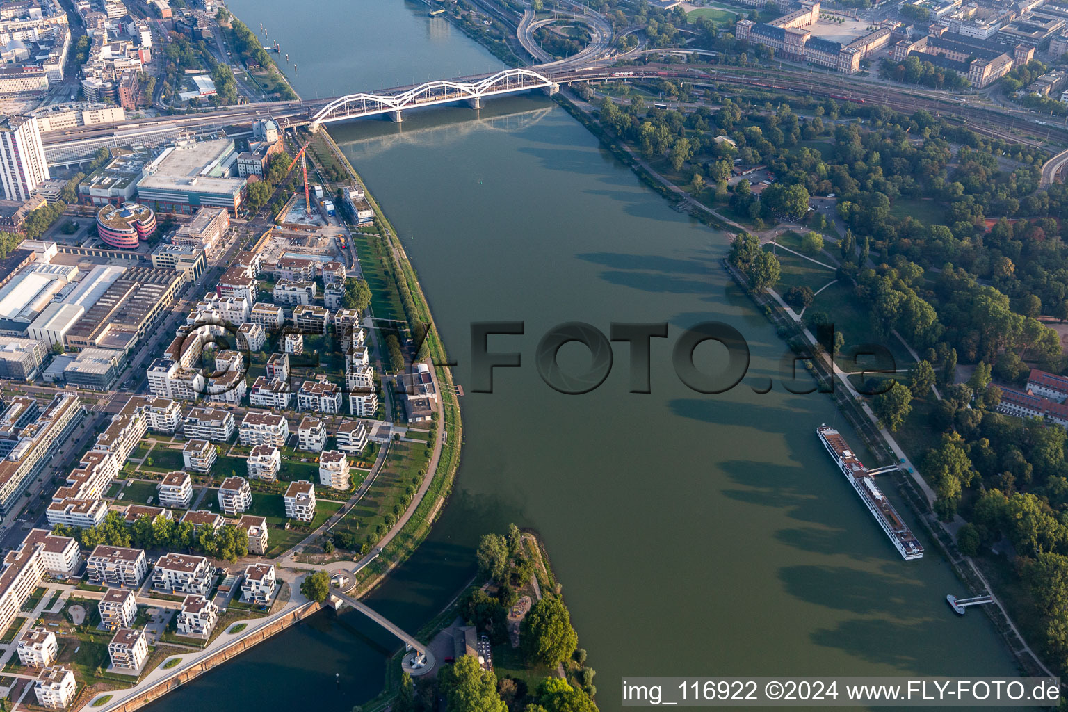 Photographie aérienne de Pont Konradadenauer pour les trains et la B37 sur le Rhin à le quartier Süd in Ludwigshafen am Rhein dans le département Rhénanie-Palatinat, Allemagne