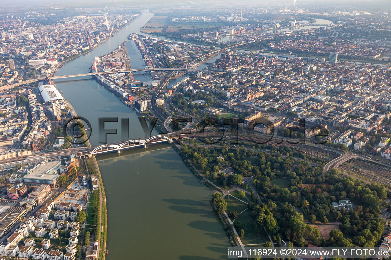 Vue aérienne de Ponts du Rhin de Mannheim à Ludwigshafen à le quartier Lindenhof in Mannheim dans le département Bade-Wurtemberg, Allemagne