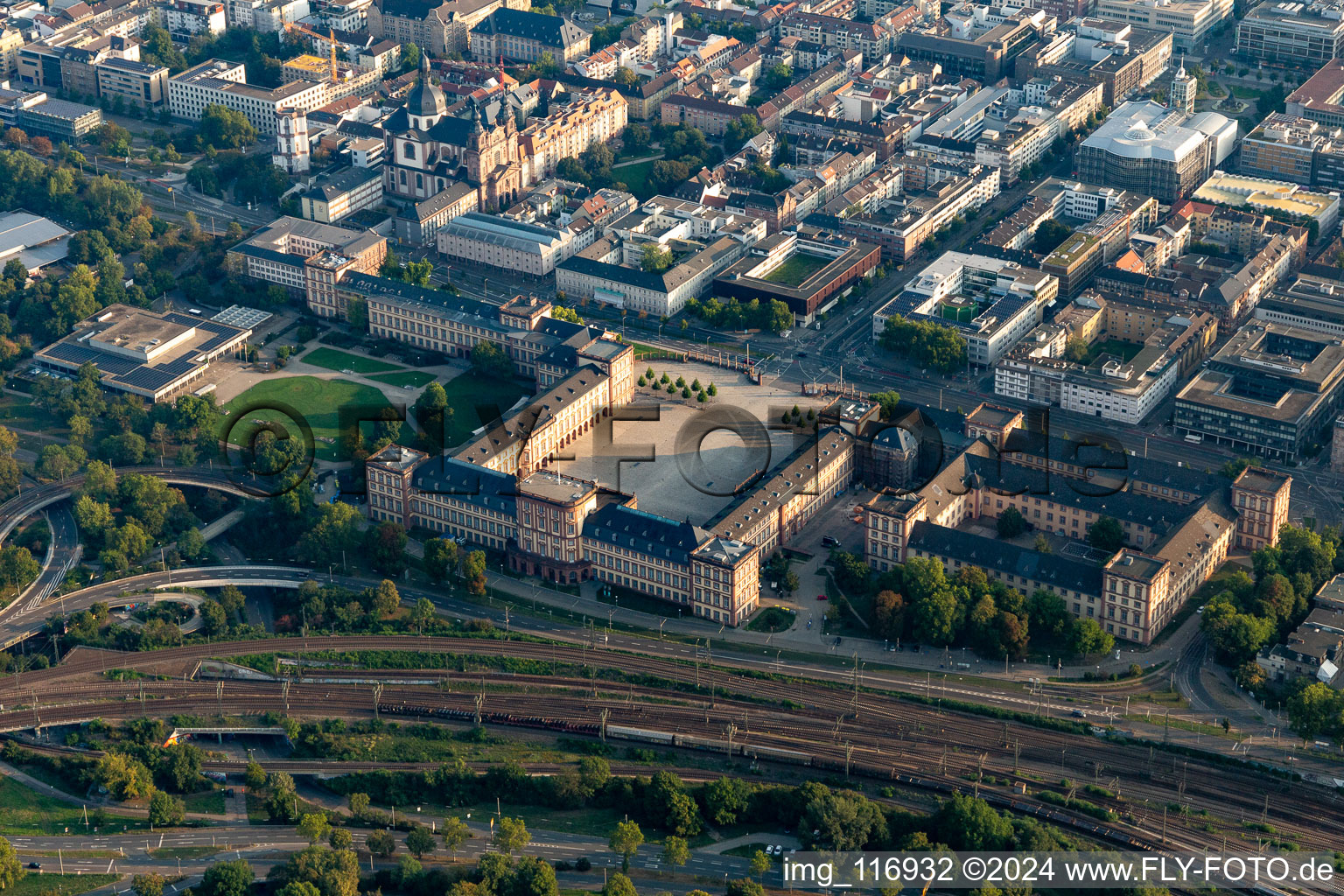 Vue aérienne de Château baroque Mannheim entre les voies ferrées et les places à le quartier Innenstadt in Mannheim dans le département Bade-Wurtemberg, Allemagne